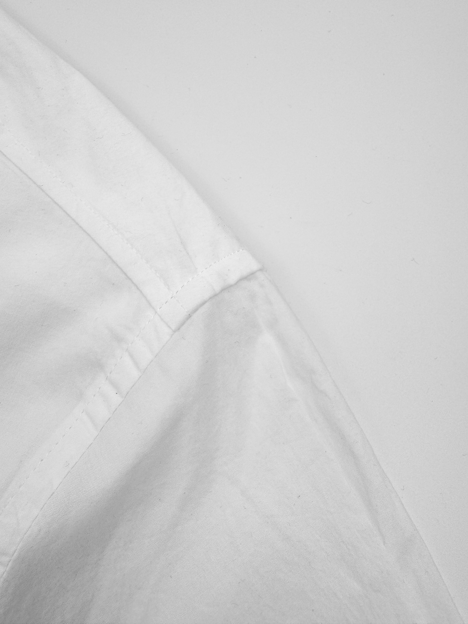 。Acne Studios 提花徽标衬衫定制瑬光天丝云柔缎 轻盈垂顺 舒适贴肤 以纯粹与洁净的白色做主色