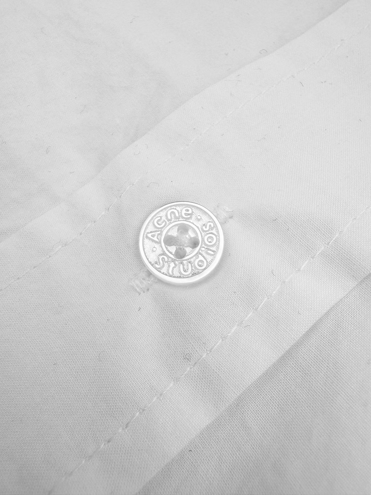 。Acne Studios 提花徽标衬衫定制瑬光天丝云柔缎 轻盈垂顺 舒适贴肤 以纯粹与洁净的白色做主色