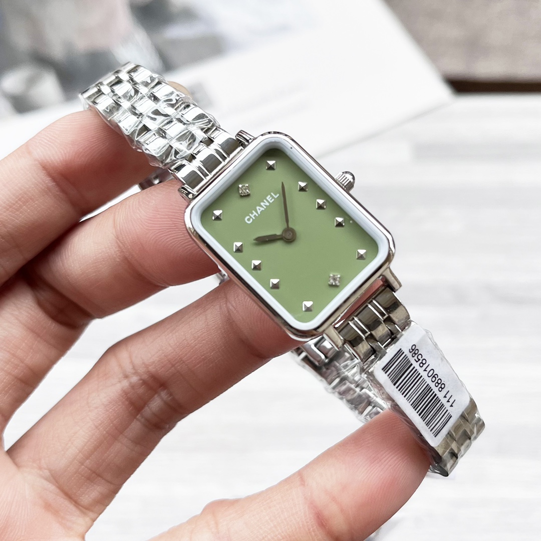 NO:340016,White, gold, steel belt, diamond 20 Chanel CHANEL latest color matching modern classic fashionable design The square ring on the shell surface is glass plating, unique style matching belt, imported quartz movement from Japan is accurate, size 20×26mm, fashionable and trendy!  The quality of real-life shooting is consistent!  , chanel, chanel19860909白 金 钢带 钻20 香奈儿CHANEL 最新配色现代经典时尚设计 壳表面的方圈是玻璃电镀 独特风格搭配皮带 日本进口石英机芯走时精准,尺寸20×26mm 时尚潮流！实物拍摄品质如一！,,chanel,chanel,Watch