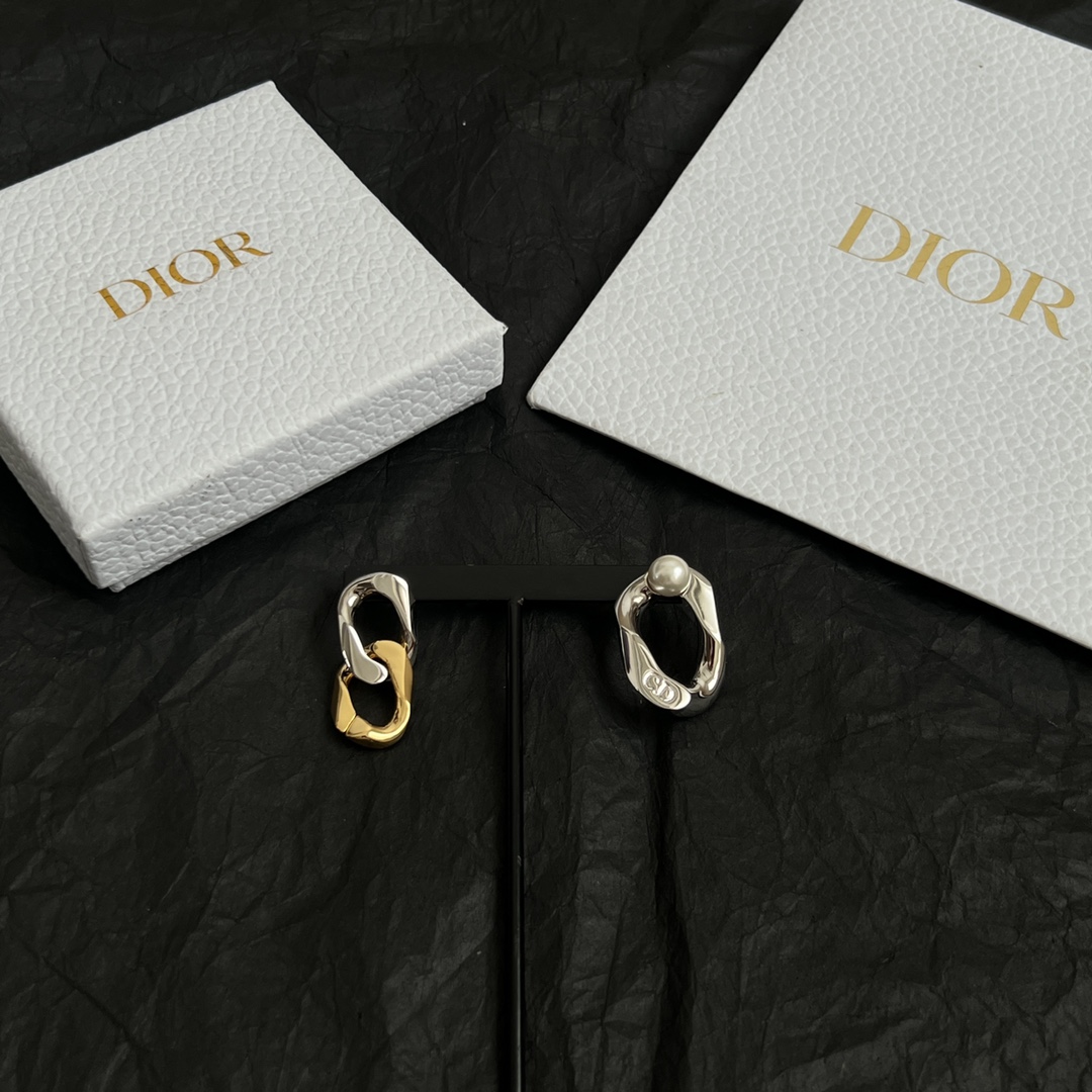 【】👑Dior 迪奥 AB款 耳钉 精选原版一致 黄铜材质 甜美气质高雅。