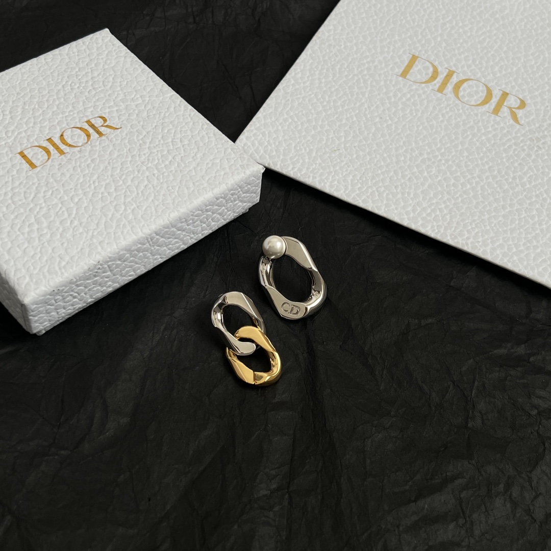 【】👑Dior 迪奥 AB款 耳钉 精选原版一致 黄铜材质 甜美气质高雅。