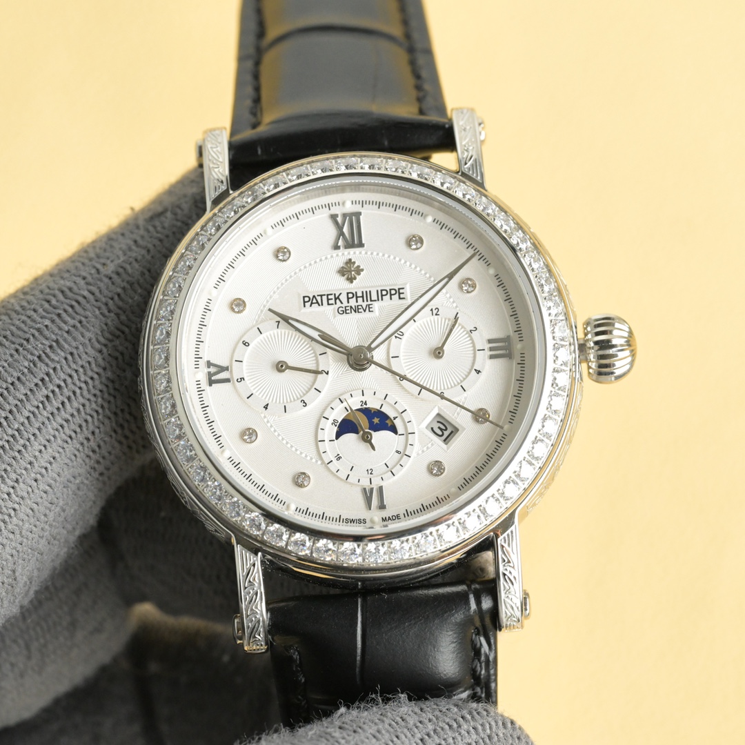 NO:340009,Platinum Diamond 50 The beautiful chapters between Patek Philippe carved watches In the dazzling galaxy of watchmaking, Patek Philippe carved watches are like the most dazzling star. On the dial, delicate and exquisite carvings are like flowers blooming in time. Every petal and every vein are carefully carved by the watchmaker with magical skills. The carving seems to give the watch life, showing a dynamic beauty between light and shadow. When the light falls gently, the carvings are like a lively elves dancing on the dial, performing a silent luxury dance. 1 Paired with the imported multi-functional movement [non-market domestic movement] (zero re-repair) function (24 hours, week/star/month) This watch has a power reserve of 38-48 hours.  2 imported 316L stainless steel, using vacuum plating in 18k quality furnace!  3 Paired with exclusive custom square scale cowhide strap 4 wear-resistant scratch-resistant sapphire glass mirror!  530 meters of living waterproof level. Patek Philippe is simple but not simple!  The quality of real-life shooting is consistent!  ,,patek philippe,cowhide19860909白金 钻50 百达翡丽雕花腕表腕间的绝美华章 在制表的璀璨星河里,百达翡丽雕花腕表宛如一颗最为耀眼的星辰. 表盘之上,细腻而精致的雕花宛如盛开在时光中的繁花.每一片花瓣、每一道脉络,皆由制表师以鬼斧神工般的技艺精心雕琢.那雕花仿若赋予了腕表生命,在光影交错间,展现出动态的美感.当光线轻轻洒落,雕花之处便似灵动的精灵在表盘上舞动,演绎着一场无声的奢华之舞. 1搭配进口多功能机芯【非市场普通国产机芯】（零返修）功能（24小时,星期/星辰/月份）此腕表拥有38-48小时动力储备. 2进口316L精钢,采用18k品质炉内真空电镀！ 3搭配独家定制方形鳞纹牛皮表带 4耐磨防刮蓝宝石玻璃镜面！ 530米生活防水等级. 百达翡丽（Patek Philippe） 简约而不简单！实物拍摄品质如一！,,patek philippe,cowhide,Watch