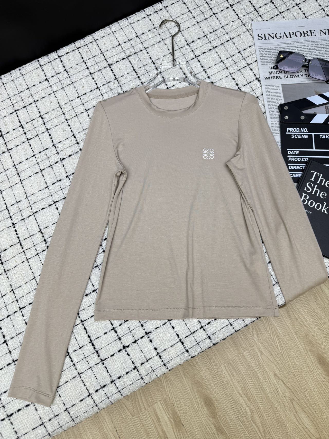 NO:476141,Loew*25 autumn and winter new style, hot stamping logo long-sleeved T-shirt, casual recommendation, daily necessities, single wear, base is OK, simple and fashionable look, the colors are very versatile, the style hides the flesh and makes you look slimming 7 colors SML,,loewe,tees, t-shirt,alexander wang19860909Loew*25秋冬新款 烫印logo长袖T恤 休闲推荐 日常必备款 单穿打底都OK 简洁和时髦look 颜色非常百搭 版型藏肉显瘦 7色SML,,loewe,tees，t-shirt,alexander wang,Women's clothing