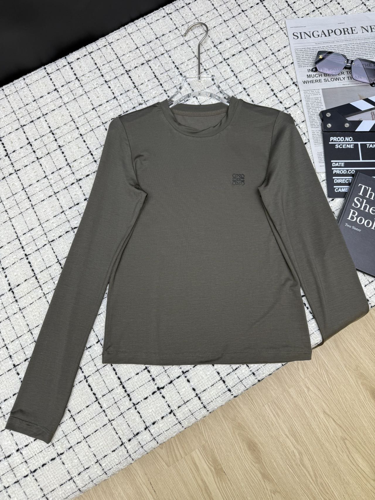 NO:476102,Loew*25 autumn and winter new style, hot stamping logo long-sleeved T-shirt, casual recommendation, daily necessities, single wear, base is OK, simple and fashionable look, the colors are very versatile, the style hides the flesh and makes you look slimming 7 colors SML,,loewe,tees, t-shirt,alexander wang19860909Loew*25秋冬新款 烫印logo长袖T恤 休闲推荐 日常必备款 单穿打底都OK 简洁和时髦look 颜色非常百搭 版型藏肉显瘦 7色SML,,loewe,tees，t-shirt,alexander wang,Women's clothing