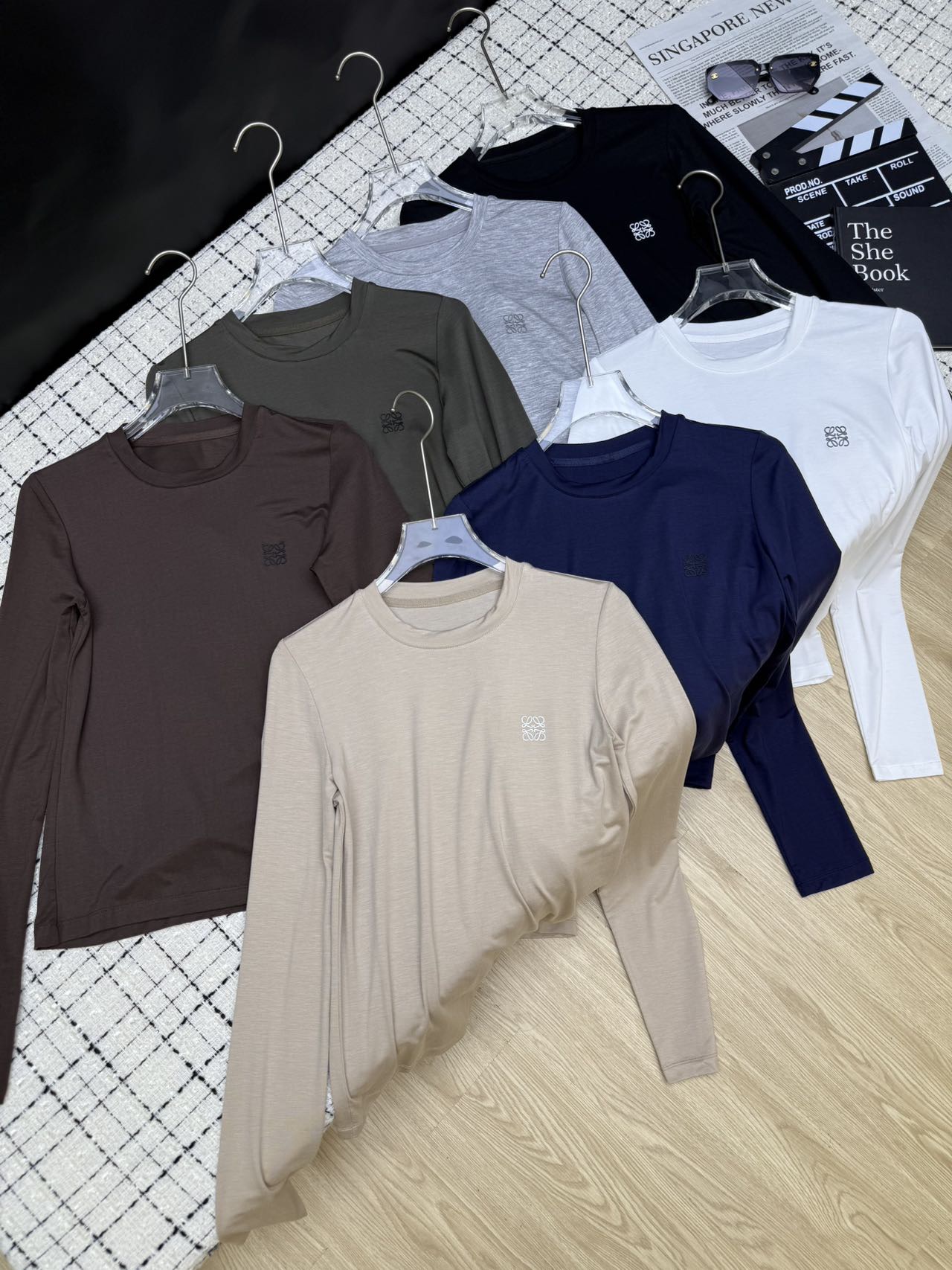 NO:476150,Loew*25 autumn and winter new style, hot stamping logo long-sleeved T-shirt, casual recommendation, daily necessities, single wear, base is OK, simple and fashionable look, the colors are very versatile, the style hides the flesh and makes you look slimming 7 colors SML1,,loewe,tees, t-shirt,alexander wang19860909Loew*25秋冬新款 烫印logo长袖T恤 休闲推荐 日常必备款 单穿打底都OK 简洁和时髦look 颜色非常百搭 版型藏肉显瘦 7色SML1,,loewe,tees，t-shirt,alexander wang,Women's clothing