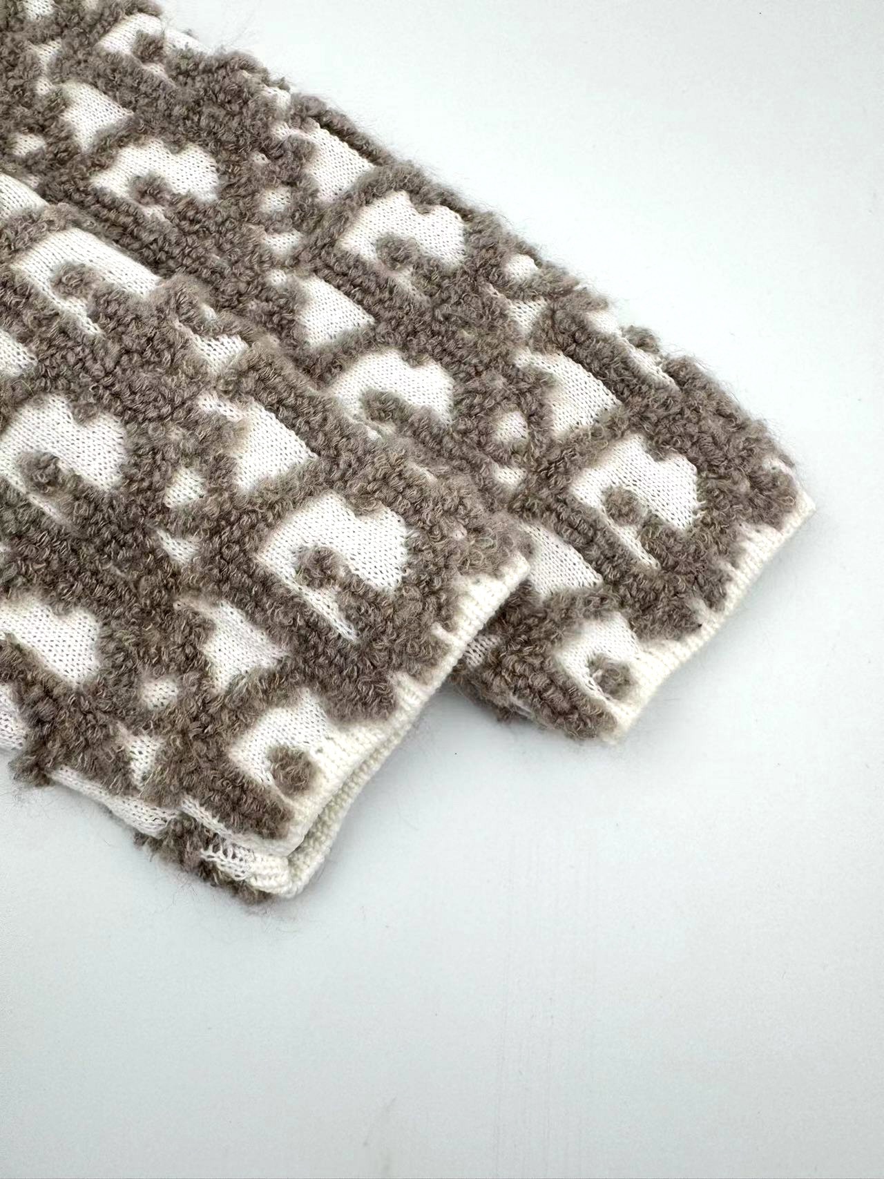 。Dior Oblique 提花毛衣外套定织棉羊脂絮语混纺 质感卓越 舒适贴肤 以米咖交织的色韵为核心 