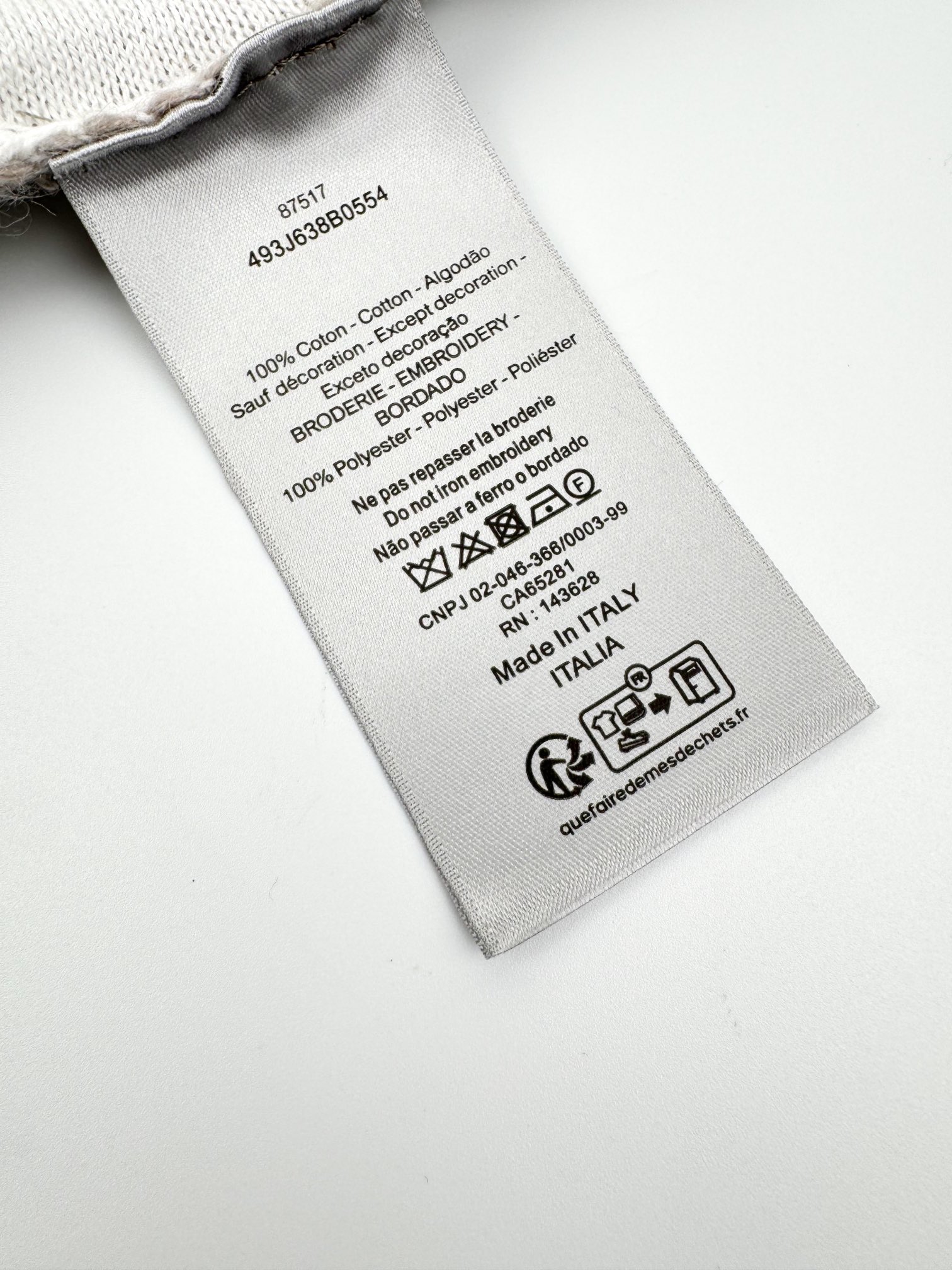 。Dior Oblique 提花毛衣外套定织棉羊脂絮语混纺 质感卓越 舒适贴肤 以米咖交织的色韵为核心 