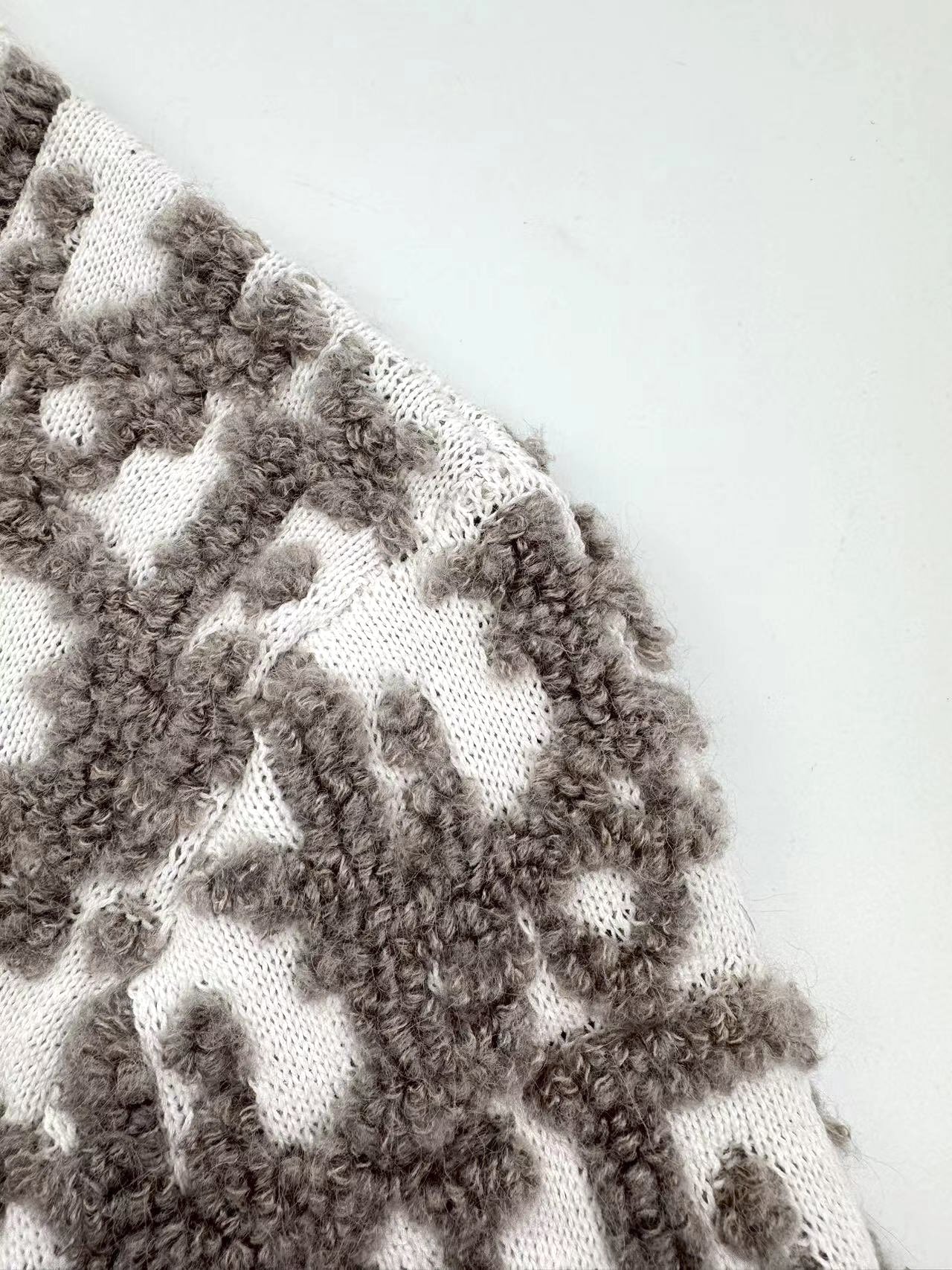 。Dior Oblique 提花毛衣外套定织棉羊脂絮语混纺 质感卓越 舒适贴肤 以米咖交织的色韵为核心 