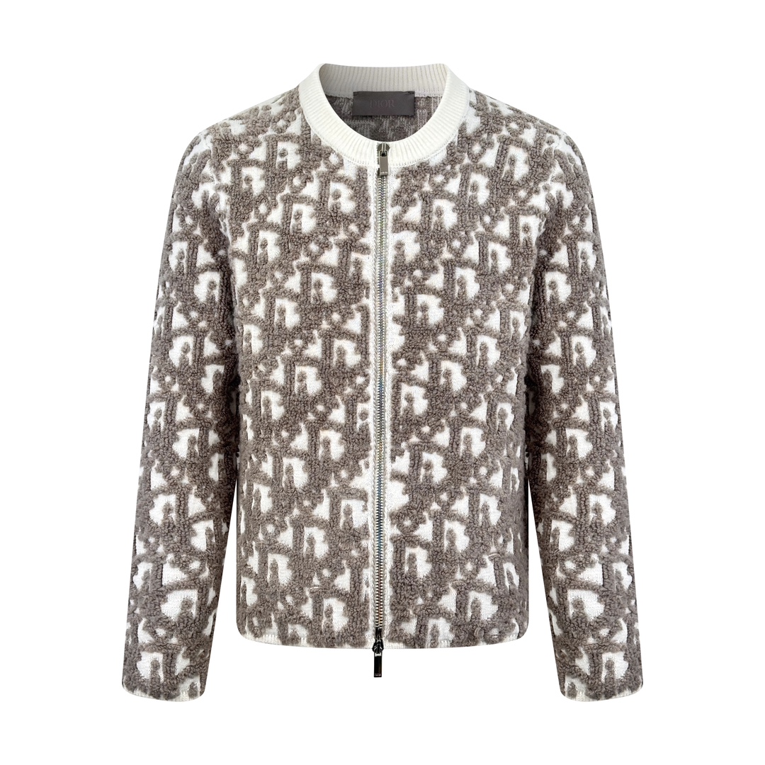 NO:520487,.Dior Oblique jacquard sweater jacket, fixed-woven cotton mutton whisper blend, excellent texture, comfortable skin, centered on the color and charm of rice and coffee, like a delicate impressionist painting, encountering the Dior Oblique pattern covered with the body, delicate intertwined, dazzling, originated from the deep cultural heritage of the Dior brand, two-way zipper opening and closing interprets agile style, weaving the poetry and warmth of autumn and winter, and accompanying you to meet every elegance. Craft 1: It is composed of a imported German machine jacquard. Accurately control the arrangement and intertwining of yarns. Carefully intertwined on the loom Dior Oblique jacquard art pattern inlay, fabric is more vivid and three-dimensional. Craft 2 adopts towel embroidery technology. Embroidery is done by changing the hooking action of special heads. Coils are buckled and buckled and buckled.  This brings a towel-like texture and effect. Craft 3: Curved threaded tissue. By changing the needle method and arrangement of yarns during the knitting process, the yarns are curved in the fabric. Craft 4: Laundry washing water and soft smell removal process. Deep cleaning and smell removal of clothes through professional washing equipment and specific detergents. Improve the feel and appearance of clothes. Accessories. Customized 1:1 Dior zipper. Customized 1:1 Dior trademark. Sizes S M L XL,,dior, jackets & coats,sweaters,alexander wang.19860909.Dior Oblique 提花毛衣外套 定织棉羊脂絮语混纺 质感卓越 舒适贴肤 以米咖交织的色韵为核心 似一幅细腻的印象派画作 邂逅铺满衣身的Dior Oblique图案 细腻交织 琳琅满目 源自Dior品牌深厚的文化底蕴 双向拉链开合演绎灵动风姿 织就秋冬的诗意与温暖 伴你邂逅每一份优雅 工艺1: 德国进口机提花组织而成 精确地控制纱线的排列和交织方式 在织机上精心交织 Dior Oblique 提花艺术图案镶饰 织物更加生动立体 工艺2采用毛巾绣工艺 一种传统手工刺绣技术 采用针法进行刺绣 通过变换特种机头勾线动作完成 线圈一环扣一环 从而带来毛巾般的质感和效果 工艺3: 曲型螺纹组织 通过改变针织过程中的针法和纱线的排列方式 使纱线在织物中呈现出曲线状的分布 工艺4:成衣洗水加软去味工艺 通过专业的洗涤设备和特定的洗涤剂 对衣物进行深度清洁和去味处理 改善衣物的手感和外观 辅料 定制1:1 Dior 拉链 定制1:1 Dior 商标 版型 宽松版型 尺码 S M L XL,,dior,jackets & coats,sweaters,alexander wang,Men's clothing