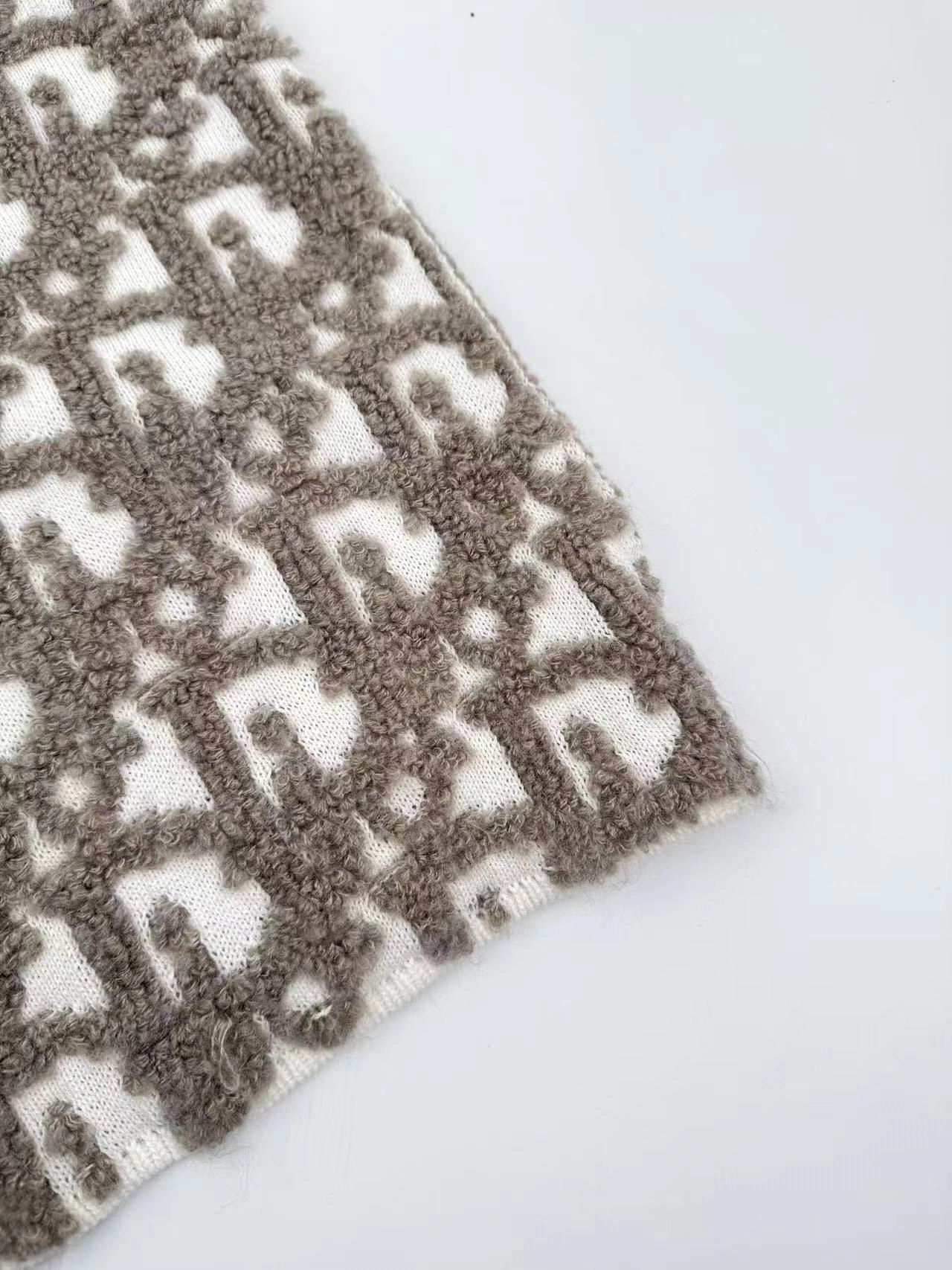 。Dior Oblique 提花毛衣外套定织棉羊脂絮语混纺 质感卓越 舒适贴肤 以米咖交织的色韵为核心 