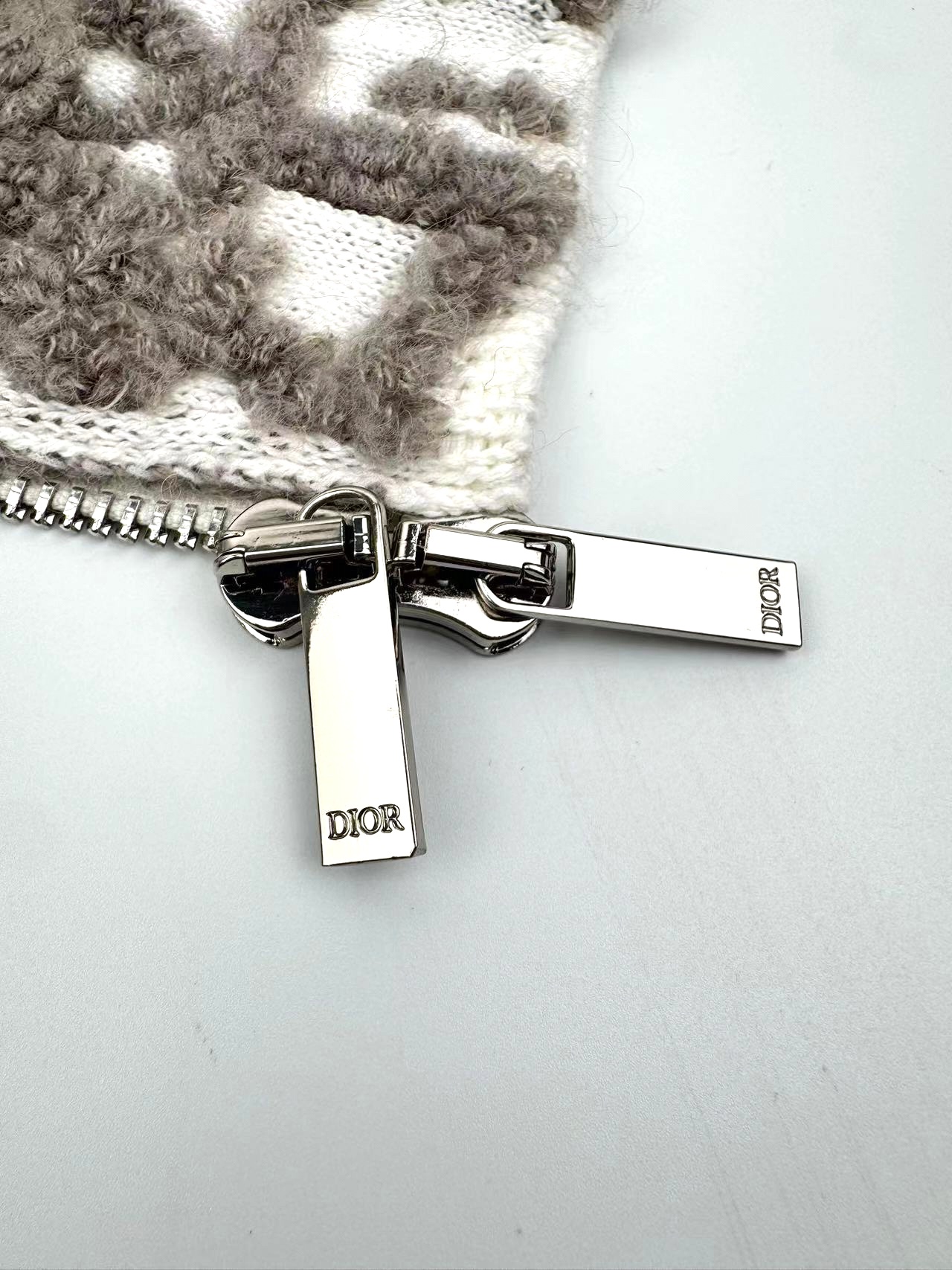 。Dior Oblique 提花毛衣外套定织棉羊脂絮语混纺 质感卓越 舒适贴肤 以米咖交织的色韵为核心 