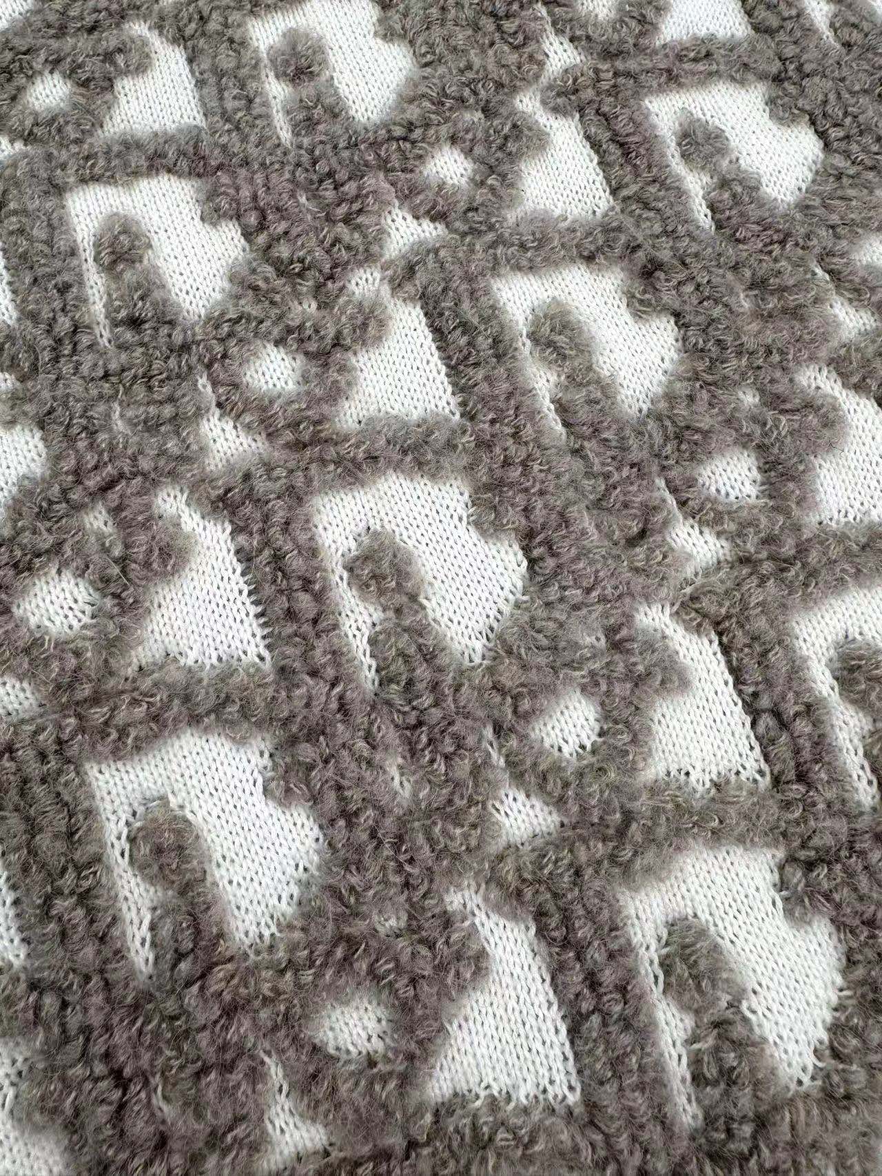 。Dior Oblique 提花毛衣外套定织棉羊脂絮语混纺 质感卓越 舒适贴肤 以米咖交织的色韵为核心 