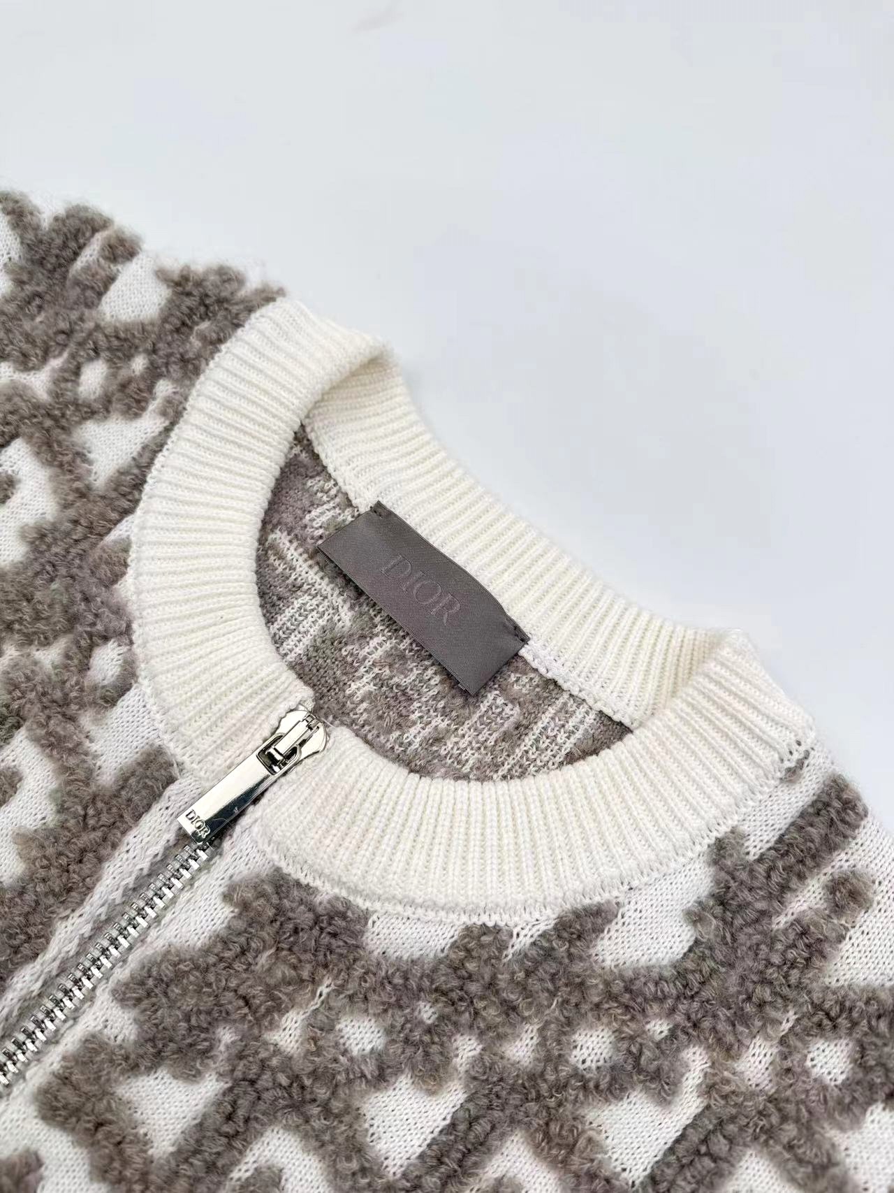 。Dior Oblique 提花毛衣外套定织棉羊脂絮语混纺 质感卓越 舒适贴肤 以米咖交织的色韵为核心 