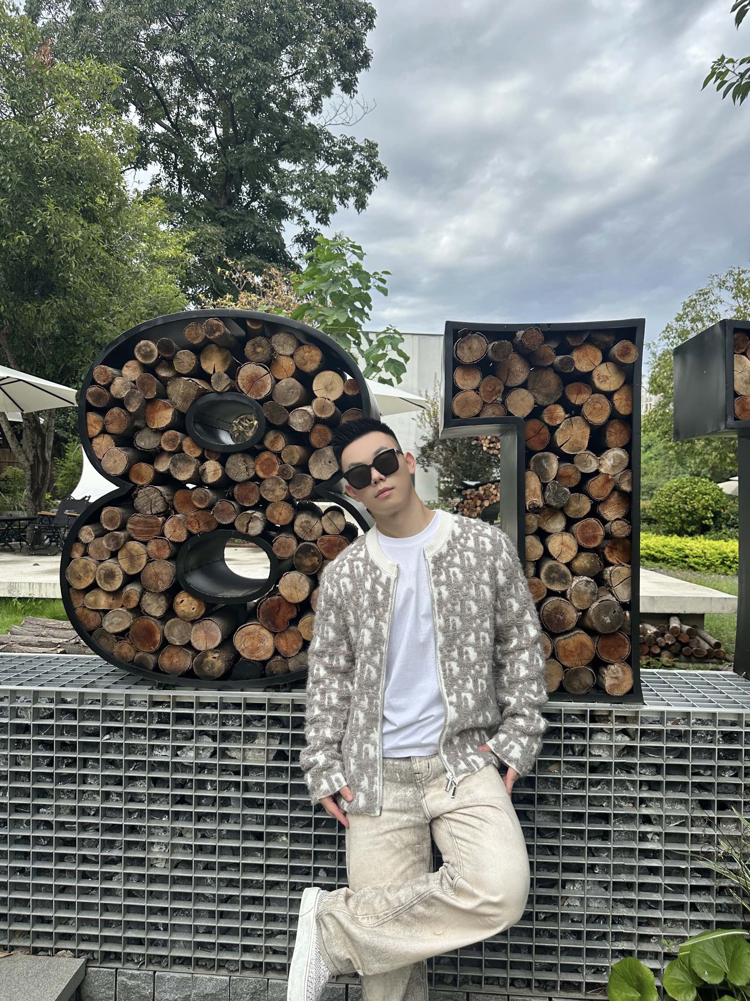 。Dior Oblique 提花毛衣外套定织棉羊脂絮语混纺 质感卓越 舒适贴肤 以米咖交织的色韵为核心 