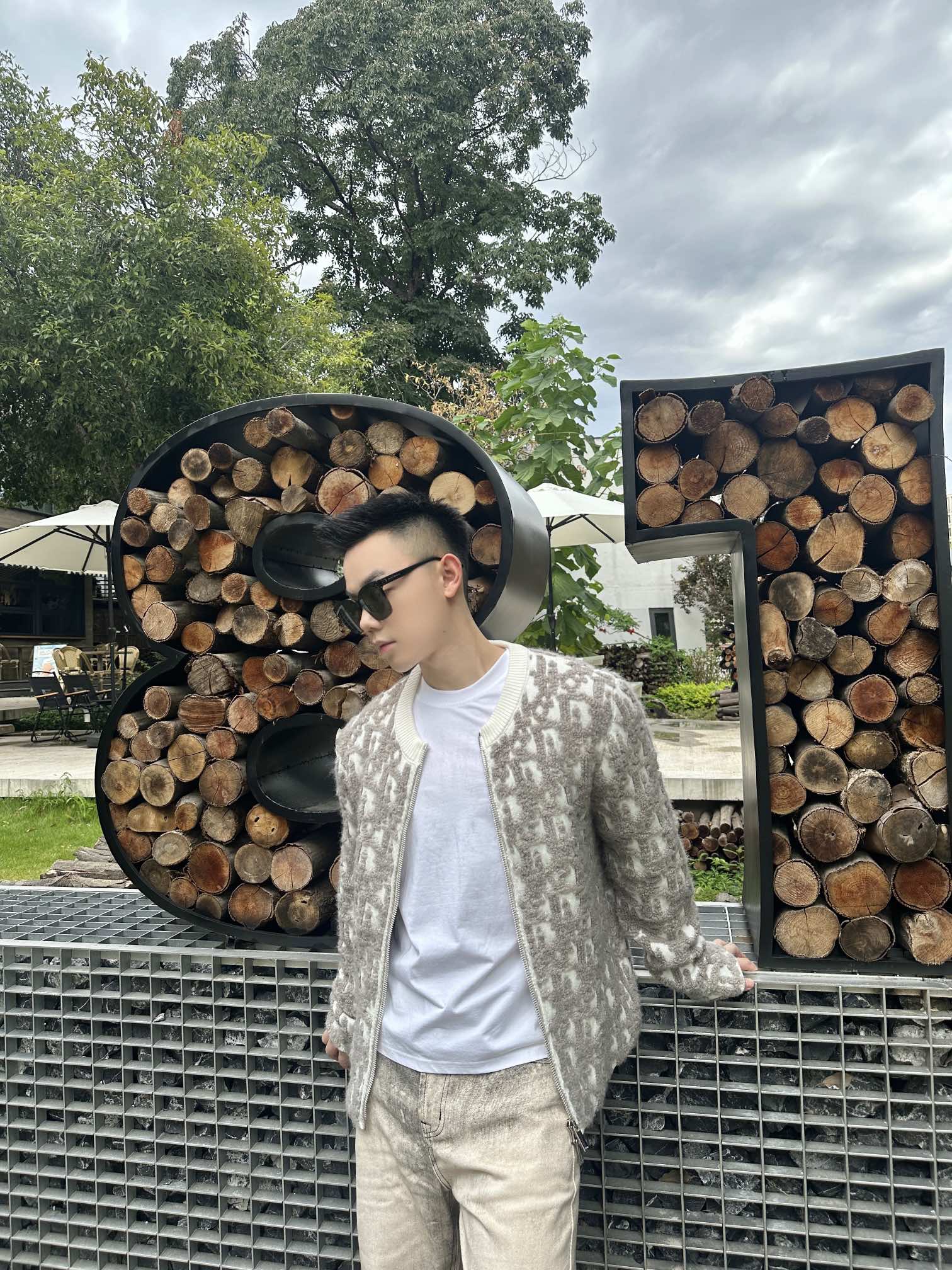 。Dior Oblique 提花毛衣外套定织棉羊脂絮语混纺 质感卓越 舒适贴肤 以米咖交织的色韵为核心 