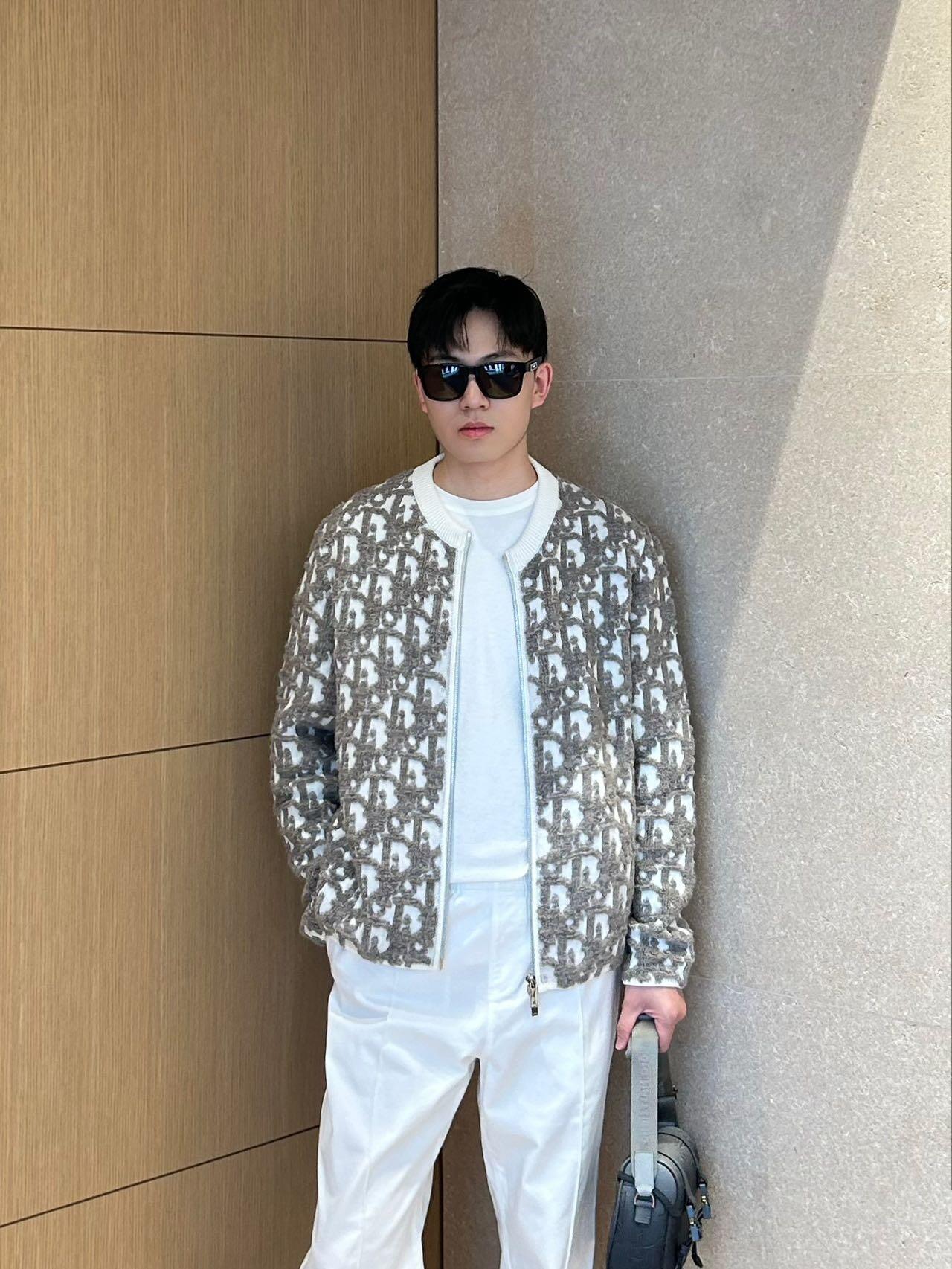 。Dior Oblique 提花毛衣外套定织棉羊脂絮语混纺 质感卓越 舒适贴肤 以米咖交织的色韵为核心 