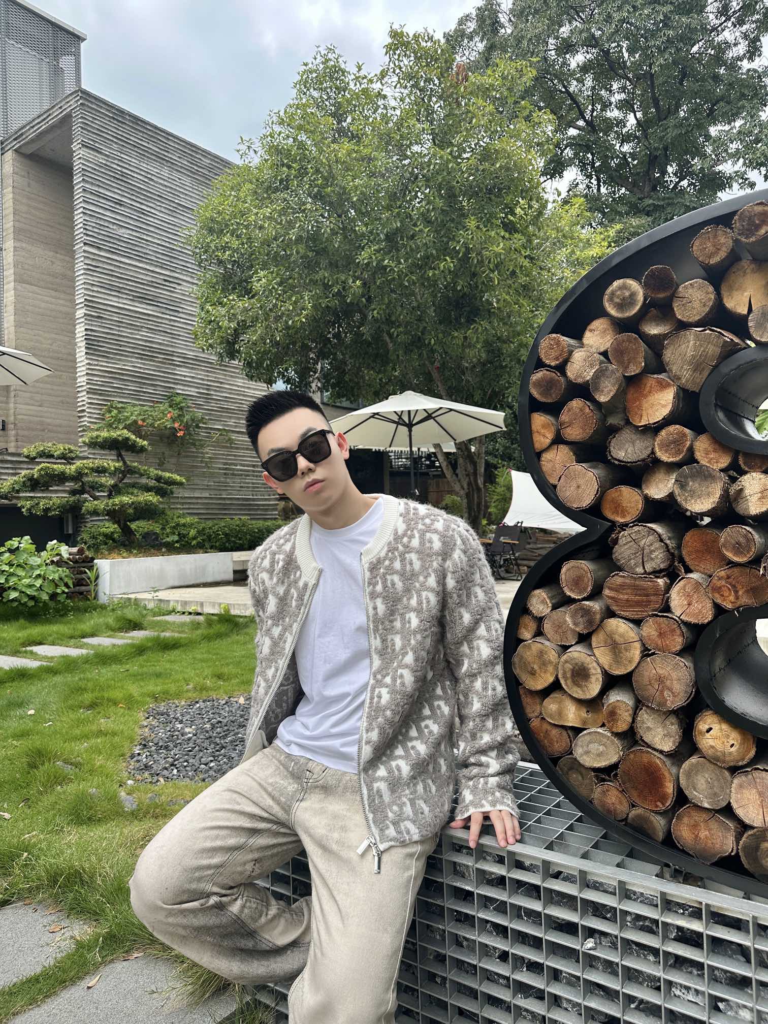 。Dior Oblique 提花毛衣外套定织棉羊脂絮语混纺 质感卓越 舒适贴肤 以米咖交织的色韵为核心 