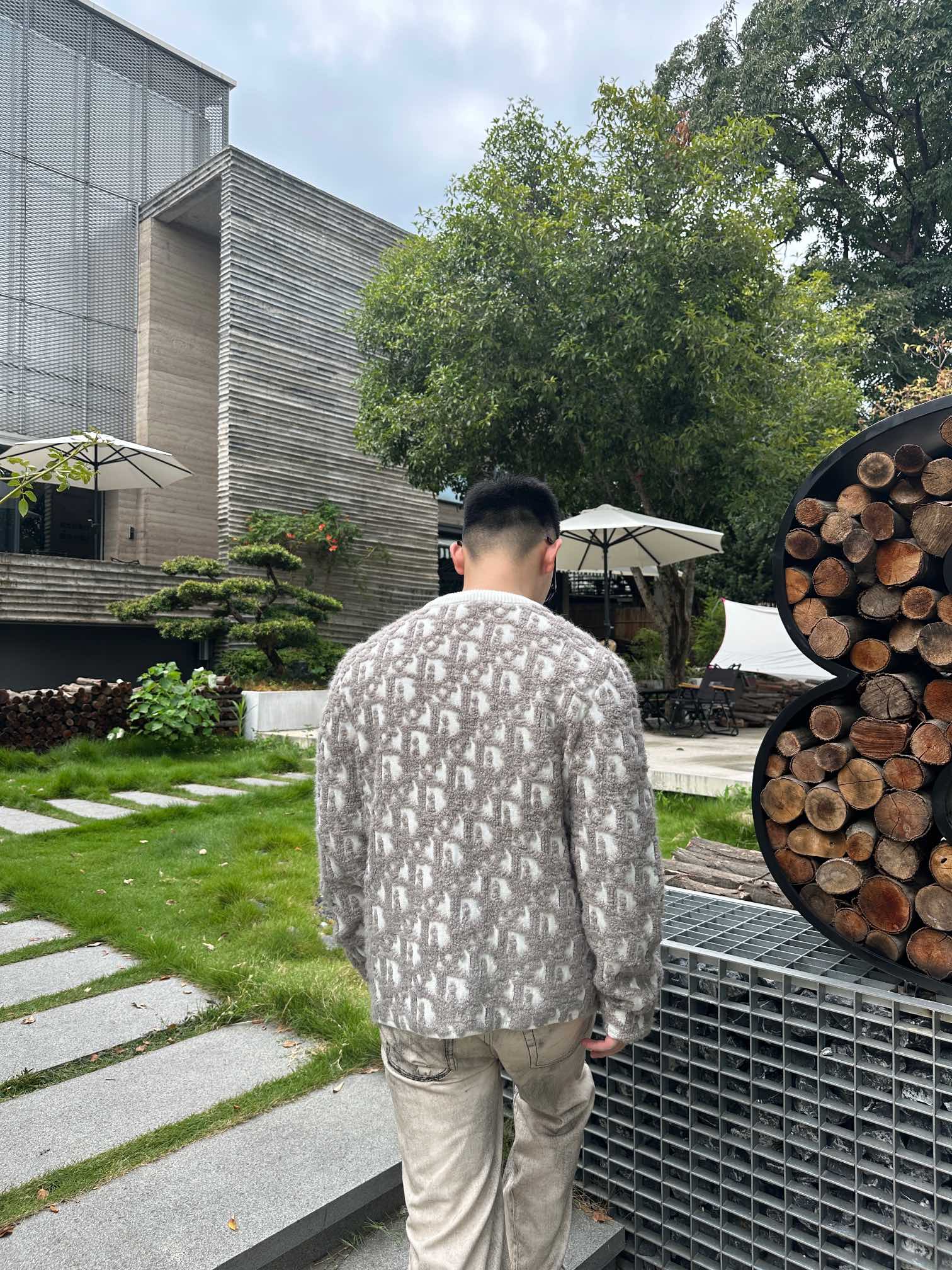 。Dior Oblique 提花毛衣外套定织棉羊脂絮语混纺 质感卓越 舒适贴肤 以米咖交织的色韵为核心 