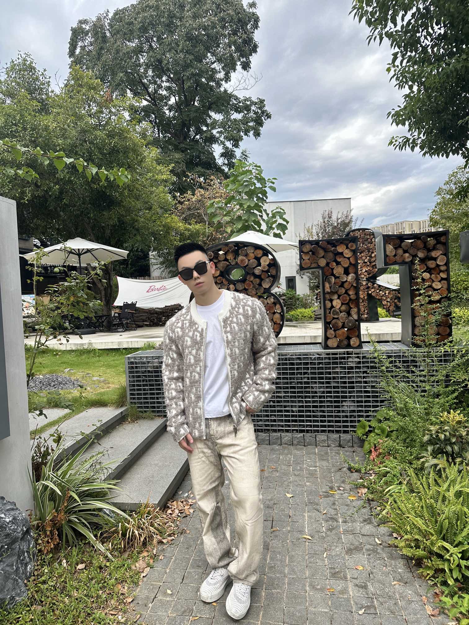 。Dior Oblique 提花毛衣外套定织棉羊脂絮语混纺 质感卓越 舒适贴肤 以米咖交织的色韵为核心 