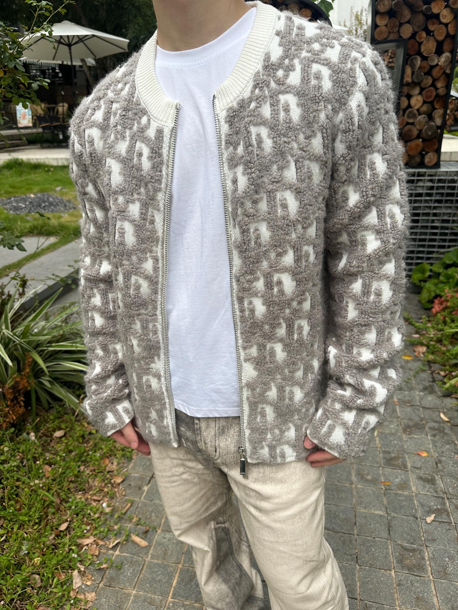 。Dior Oblique 提花毛衣外套定织棉羊脂絮语混纺 质感卓越 舒适贴肤 以米咖交织的色韵为核心 