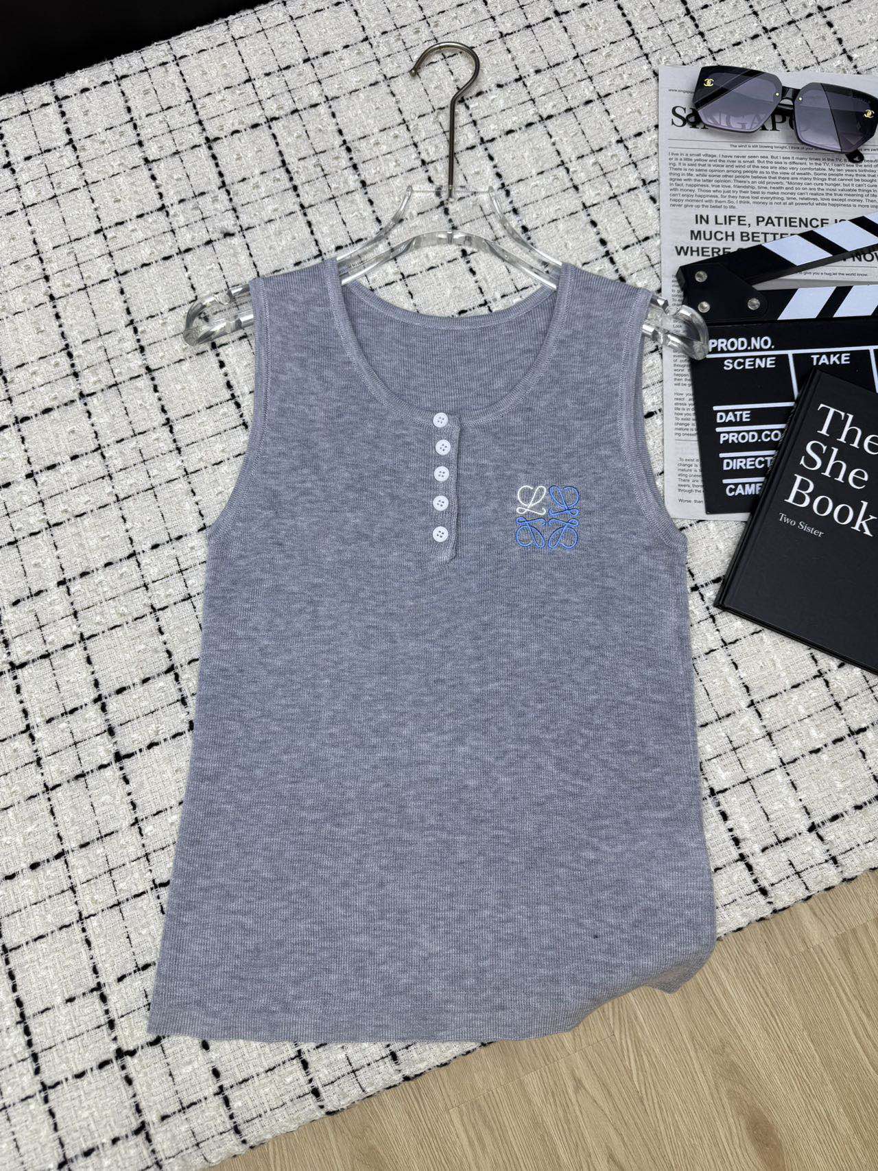 NO:476119,Loew*25 new style, classic embroidered logo knitted vest top, fashionable and delicate online, wool yarn, good-looking, whether it is pants or skirt, classic and elegant, very textured, three-color SML, loewe, skirts, alexander wang19860909Loew*25新款 刺绣经典logo针织背心上衣 小时髦和小精致感在线 羊毛纱线 单穿或者叠穿都好看 不管是裤子或者半裙都可以搭 经典大气 很显质感 三色SML,,loewe,skirts,alexander wang,Women's clothing