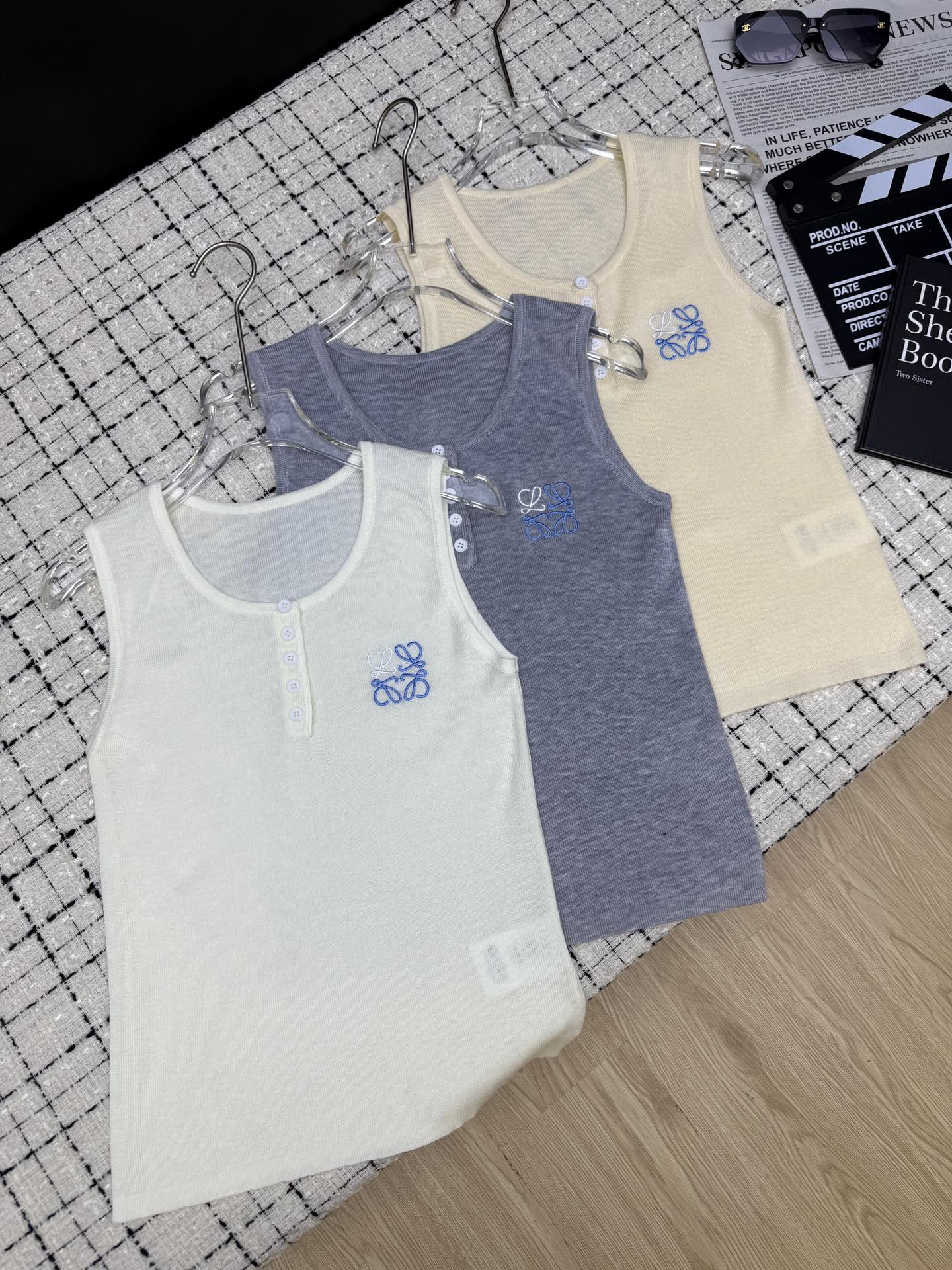 NO:476142,Loew*25 new style, classic embroidered logo knitted vest top, fashionable and delicate online, wool yarn, good-looking, whether it is pants or skirt, classic and elegant, very textured, three-color SML, loewe, skirts, alexander wang19860909Loew*25新款 刺绣经典logo针织背心上衣 小时髦和小精致感在线 羊毛纱线 单穿或者叠穿都好看 不管是裤子或者半裙都可以搭 经典大气 很显质感 三色SML,,loewe,skirts,alexander wang,Women's clothing