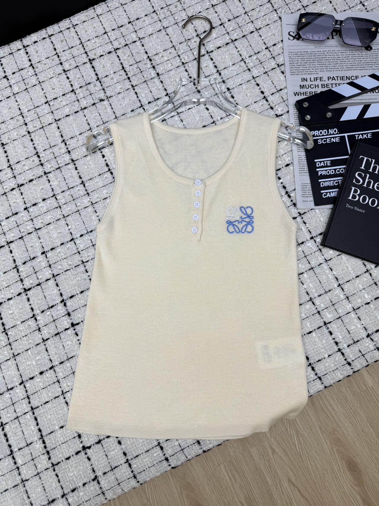 NO:476130,Loew*25 new style, classic embroidered logo knitted vest top, fashionable and delicate online, wool yarn, good-looking, whether it is pants or skirt, classic and elegant, very textured, three-color SML1,,loewe, skirts, alexander wang19860909Loew*25新款 刺绣经典logo针织背心上衣 小时髦和小精致感在线 羊毛纱线 单穿或者叠穿都好看 不管是裤子或者半裙都可以搭 经典大气 很显质感 三色SML1,,loewe,skirts,alexander wang,Women's clothing