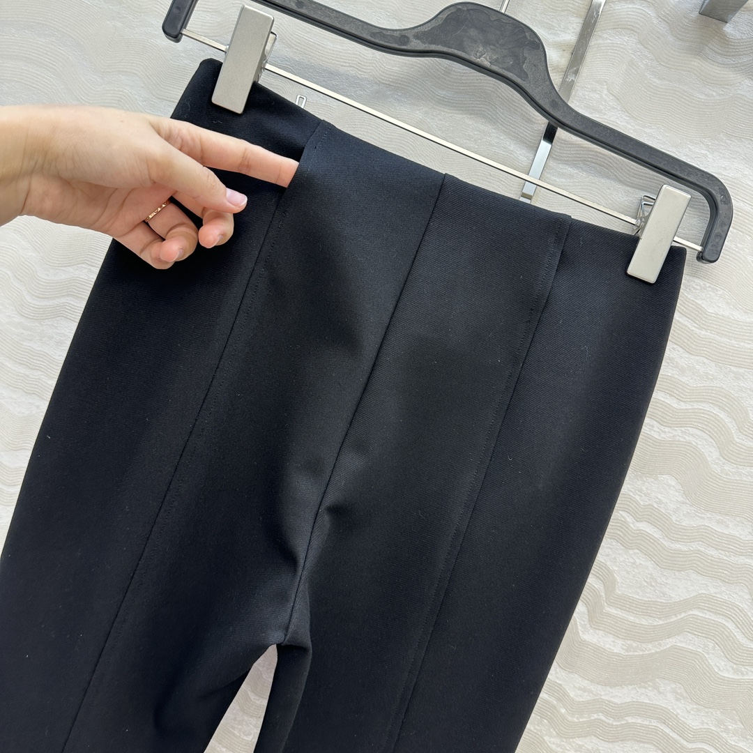 独家首发，原单品质❤️H高智感穿搭！包容感超强的神裤来袭！本季必入马术风双拉链直筒裤。中高腰开叉裤脚设计