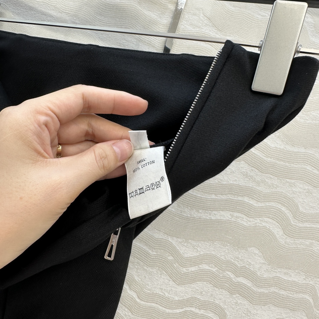 独家首发，原单品质❤️H高智感穿搭！包容感超强的神裤来袭！本季必入马术风双拉链直筒裤。中高腰开叉裤脚设计