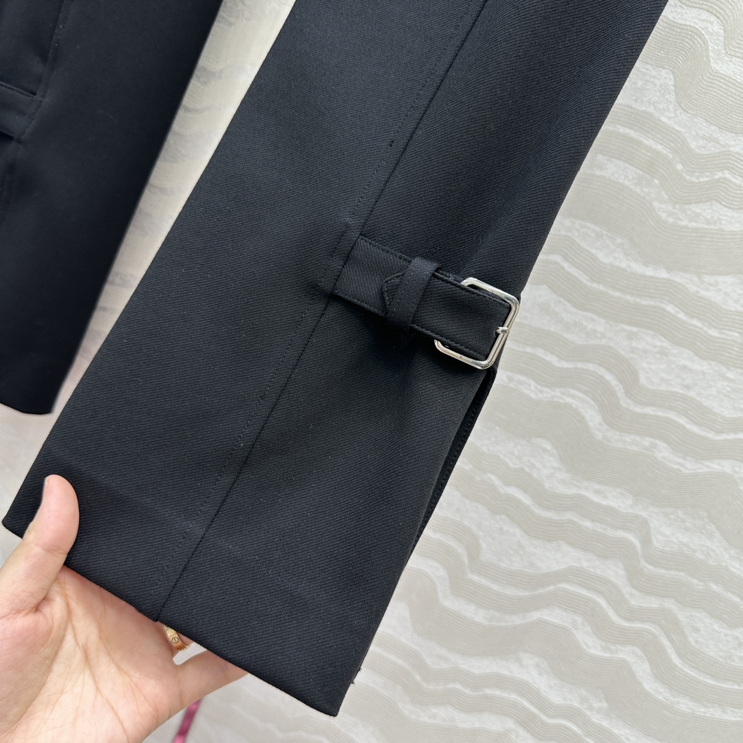 独家首发，原单品质❤️H高智感穿搭！包容感超强的神裤来袭！本季必入马术风双拉链直筒裤。中高腰开叉裤脚设计