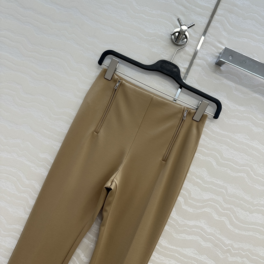 独家首发，原单品质❤️H高智感穿搭！包容感超强的神裤来袭！本季必入马术风双拉链直筒裤。中高腰开叉裤脚设计