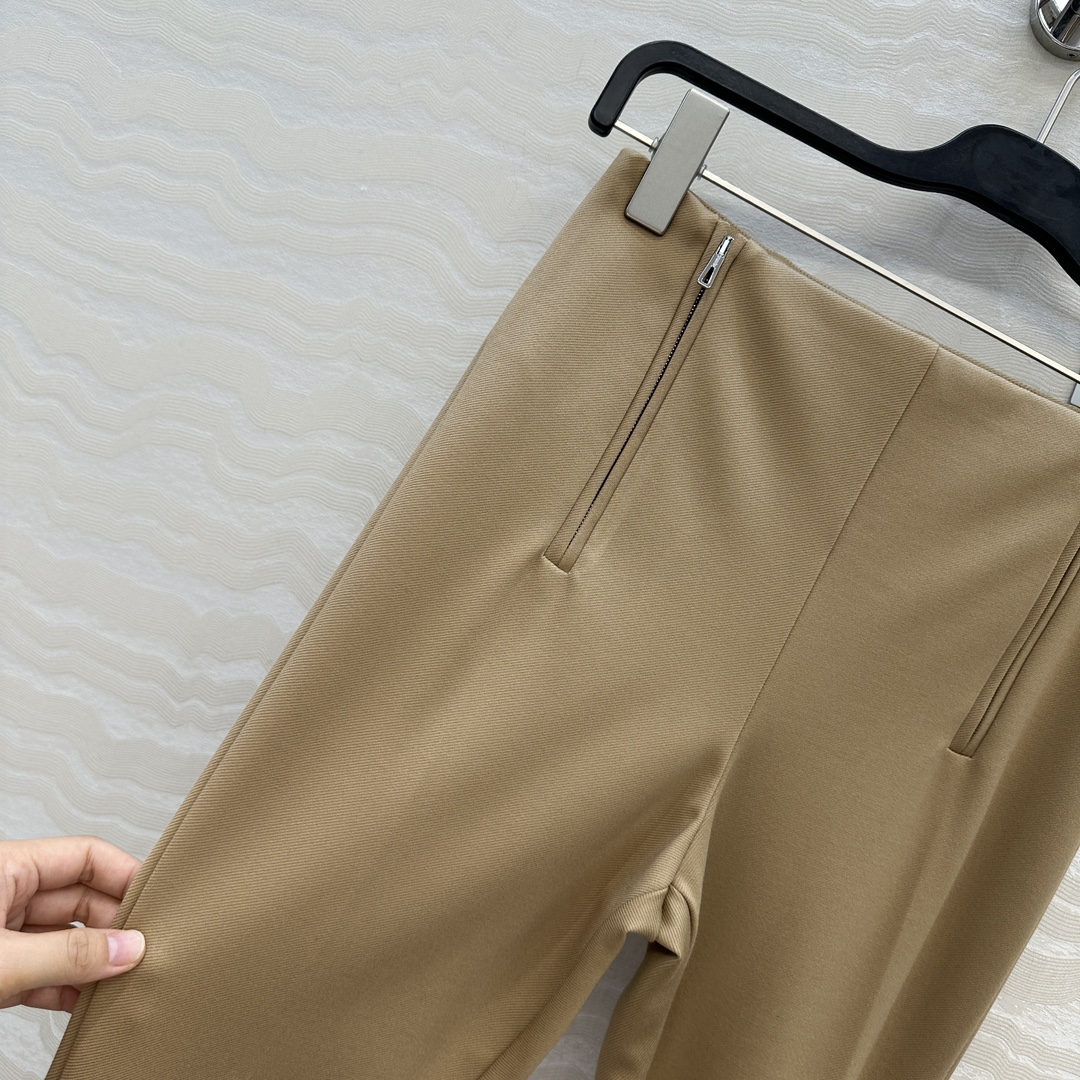 独家首发，原单品质❤️H高智感穿搭！包容感超强的神裤来袭！本季必入马术风双拉链直筒裤。中高腰开叉裤脚设计