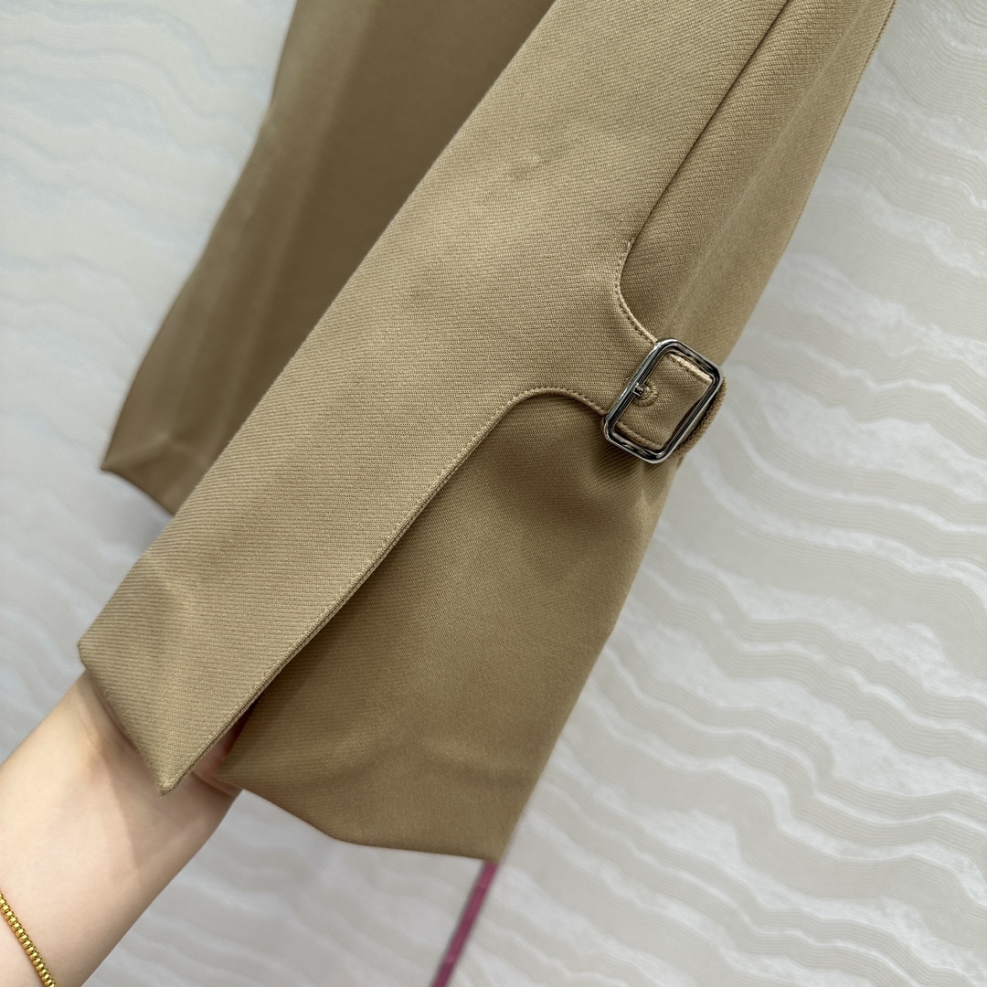 独家首发，原单品质❤️H高智感穿搭！包容感超强的神裤来袭！本季必入马术风双拉链直筒裤。中高腰开叉裤脚设计