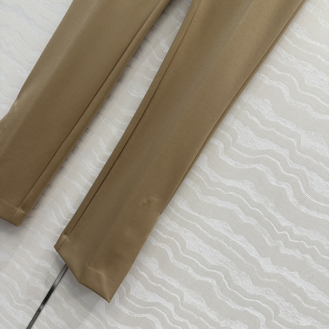 独家首发，原单品质❤️H高智感穿搭！包容感超强的神裤来袭！本季必入马术风双拉链直筒裤。中高腰开叉裤脚设计