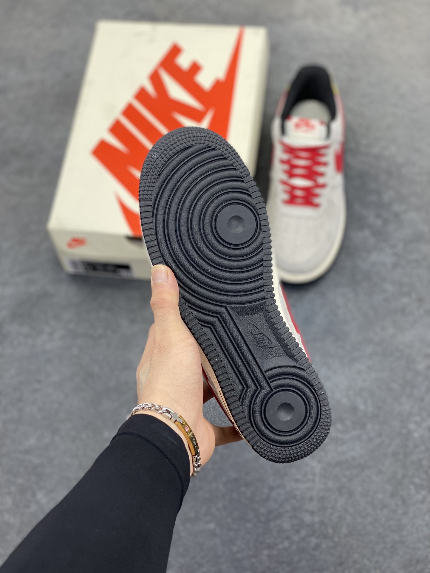 图片[5]-NIke Air Force 1 \’07 Low “万圣节联名–红灰猪八”空军一号 低帮 运动鞋 休闲鞋 折边针车 工艺难度大 原楦头原纸板 原装鞋盒 定制五金配件 内置全掌气垫 原厂鞋底 货号：KK1988-020 尺码：36 36.5 37.5 38 38.5 39 40 40.5 41 42 42.5 43 44 44.5 45-选品中心