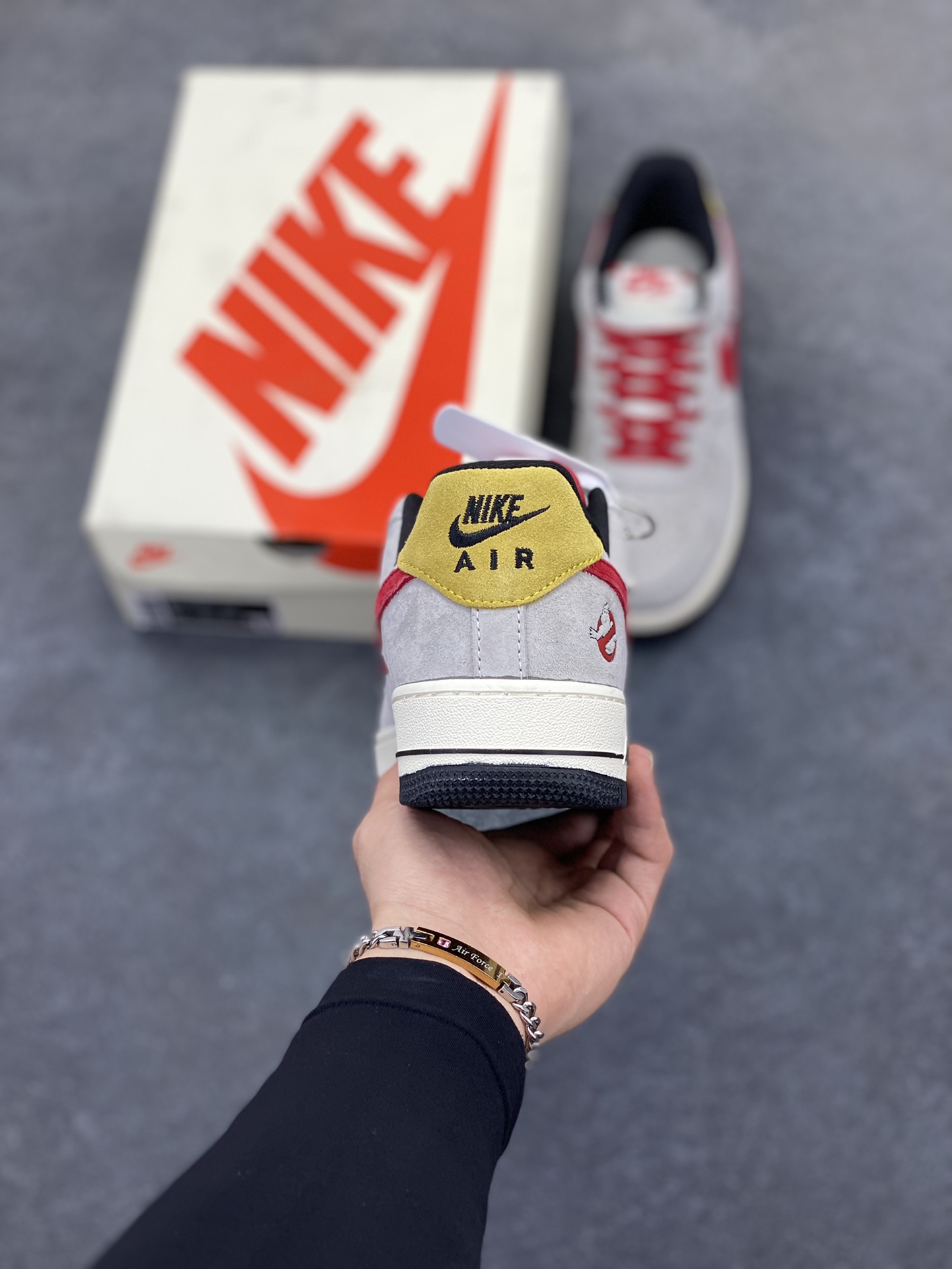 图片[4]-NIke Air Force 1 \’07 Low “万圣节联名–红灰猪八”空军一号 低帮 运动鞋 休闲鞋 折边针车 工艺难度大 原楦头原纸板 原装鞋盒 定制五金配件 内置全掌气垫 原厂鞋底 货号：KK1988-020 尺码：36 36.5 37.5 38 38.5 39 40 40.5 41 42 42.5 43 44 44.5 45-选品中心