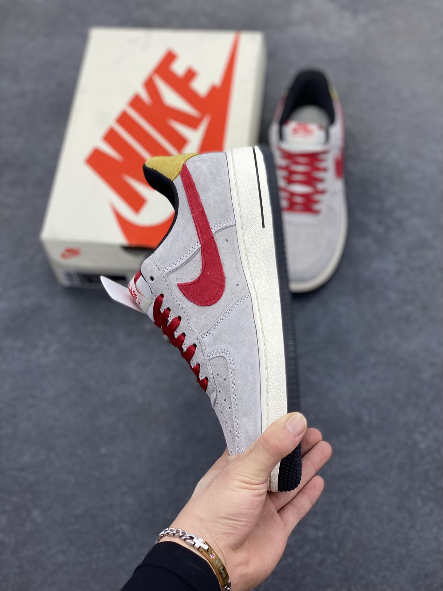 图片[3]-NIke Air Force 1 \’07 Low “万圣节联名–红灰猪八”空军一号 低帮 运动鞋 休闲鞋 折边针车 工艺难度大 原楦头原纸板 原装鞋盒 定制五金配件 内置全掌气垫 原厂鞋底 货号：KK1988-020 尺码：36 36.5 37.5 38 38.5 39 40 40.5 41 42 42.5 43 44 44.5 45-选品中心