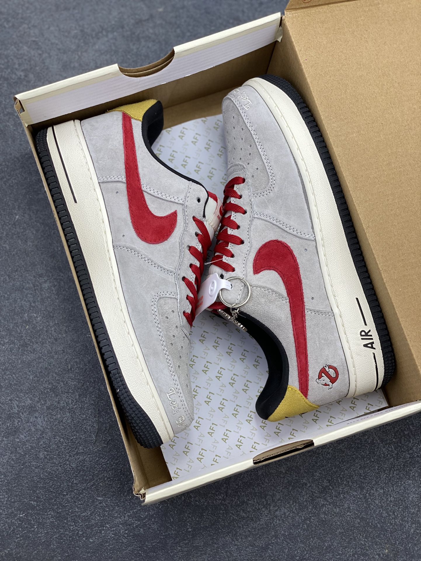 图片[9]-NIke Air Force 1 \’07 Low “万圣节联名–红灰猪八”空军一号 低帮 运动鞋 休闲鞋 折边针车 工艺难度大 原楦头原纸板 原装鞋盒 定制五金配件 内置全掌气垫 原厂鞋底 货号：KK1988-020 尺码：36 36.5 37.5 38 38.5 39 40 40.5 41 42 42.5 43 44 44.5 45-选品中心