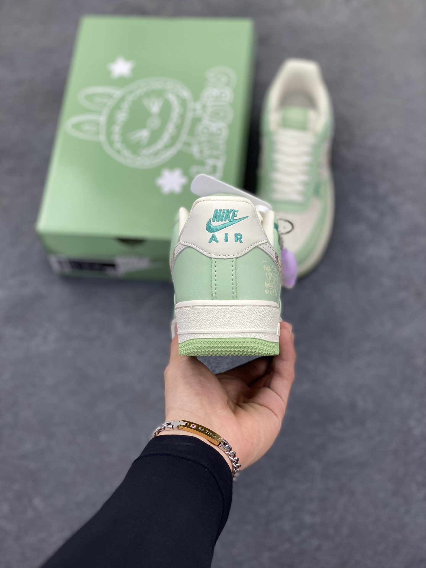 图片[4]-NIke Air Force 1 \’07 Low “米绿拉布布”空军一号 低帮 运动鞋 休闲鞋 折边针车 工艺难度大 原楦头原纸板 原装鞋盒 定制五金配件 内置全掌气垫 原厂鞋底 货号：KB1688-007 尺码：36 36.5 37.5 38 38.5 39 40 40.5 41 42 42.5 43 44 44.5 45-选品中心
