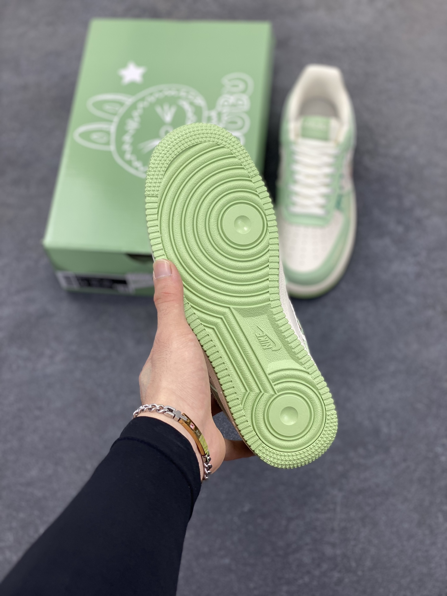 图片[5]-NIke Air Force 1 \’07 Low “米绿拉布布”空军一号 低帮 运动鞋 休闲鞋 折边针车 工艺难度大 原楦头原纸板 原装鞋盒 定制五金配件 内置全掌气垫 原厂鞋底 货号：KB1688-007 尺码：36 36.5 37.5 38 38.5 39 40 40.5 41 42 42.5 43 44 44.5 45-选品中心