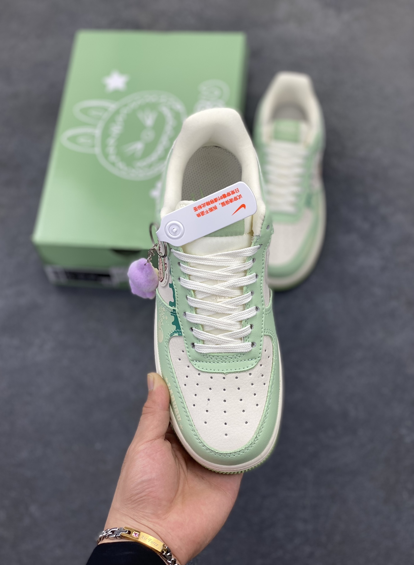 图片[2]-NIke Air Force 1 \’07 Low “米绿拉布布”空军一号 低帮 运动鞋 休闲鞋 折边针车 工艺难度大 原楦头原纸板 原装鞋盒 定制五金配件 内置全掌气垫 原厂鞋底 货号：KB1688-007 尺码：36 36.5 37.5 38 38.5 39 40 40.5 41 42 42.5 43 44 44.5 45-选品中心