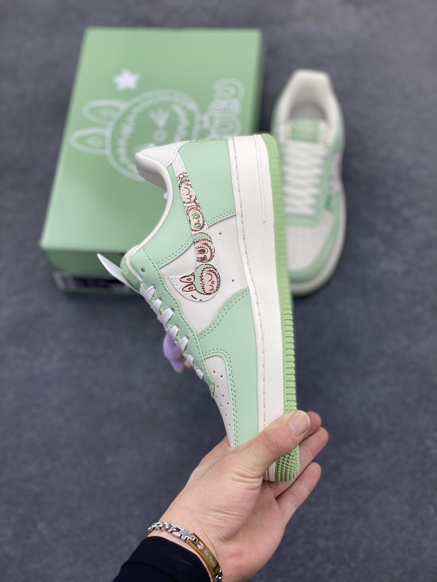 图片[3]-NIke Air Force 1 \’07 Low “米绿拉布布”空军一号 低帮 运动鞋 休闲鞋 折边针车 工艺难度大 原楦头原纸板 原装鞋盒 定制五金配件 内置全掌气垫 原厂鞋底 货号：KB1688-007 尺码：36 36.5 37.5 38 38.5 39 40 40.5 41 42 42.5 43 44 44.5 45-选品中心