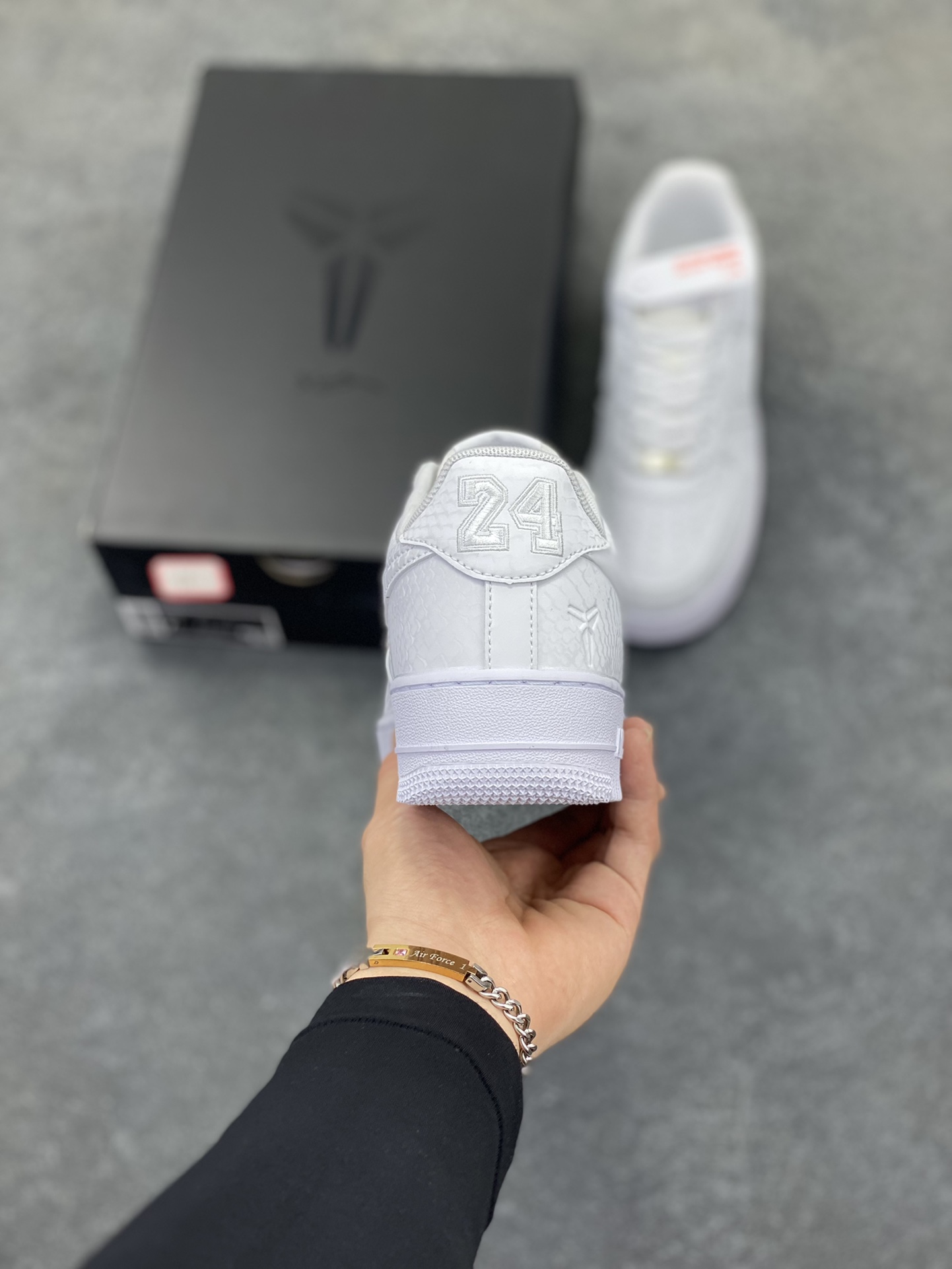 图片[4]-Nike Air Force 1 Low 科比 空军一号低帮运动休闲板鞋 原楦头原纸板 打造纯正空军版型 专注外贸渠道 全掌内置蜂窝气垫 原盒配件 原厂中底钢印、拉帮完美 货号：IB0018-100 尺码：36 36.5 37.5 38 38.5 39 40 40.5 41 42 42.5 43 44 44.5 45-选品中心