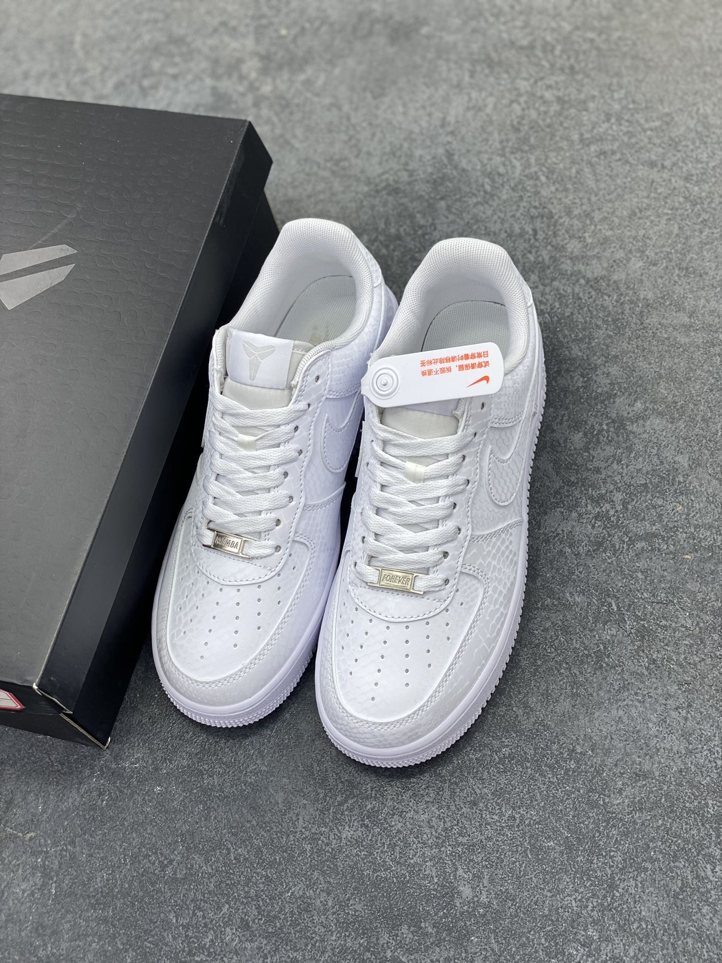 图片[8]-Nike Air Force 1 Low 科比 空军一号低帮运动休闲板鞋 原楦头原纸板 打造纯正空军版型 专注外贸渠道 全掌内置蜂窝气垫 原盒配件 原厂中底钢印、拉帮完美 货号：IB0018-100 尺码：36 36.5 37.5 38 38.5 39 40 40.5 41 42 42.5 43 44 44.5 45-选品中心