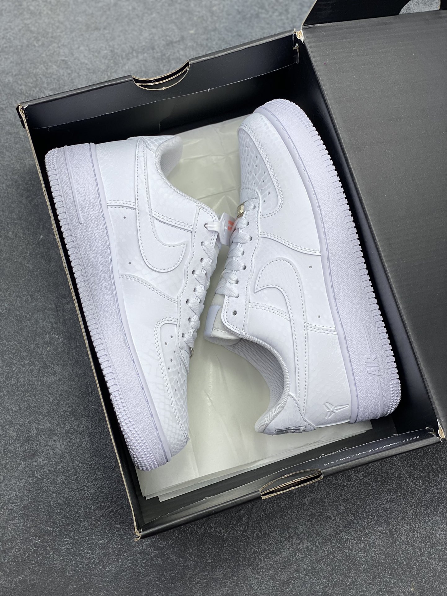 图片[9]-Nike Air Force 1 Low 科比 空军一号低帮运动休闲板鞋 原楦头原纸板 打造纯正空军版型 专注外贸渠道 全掌内置蜂窝气垫 原盒配件 原厂中底钢印、拉帮完美 货号：IB0018-100 尺码：36 36.5 37.5 38 38.5 39 40 40.5 41 42 42.5 43 44 44.5 45-选品中心