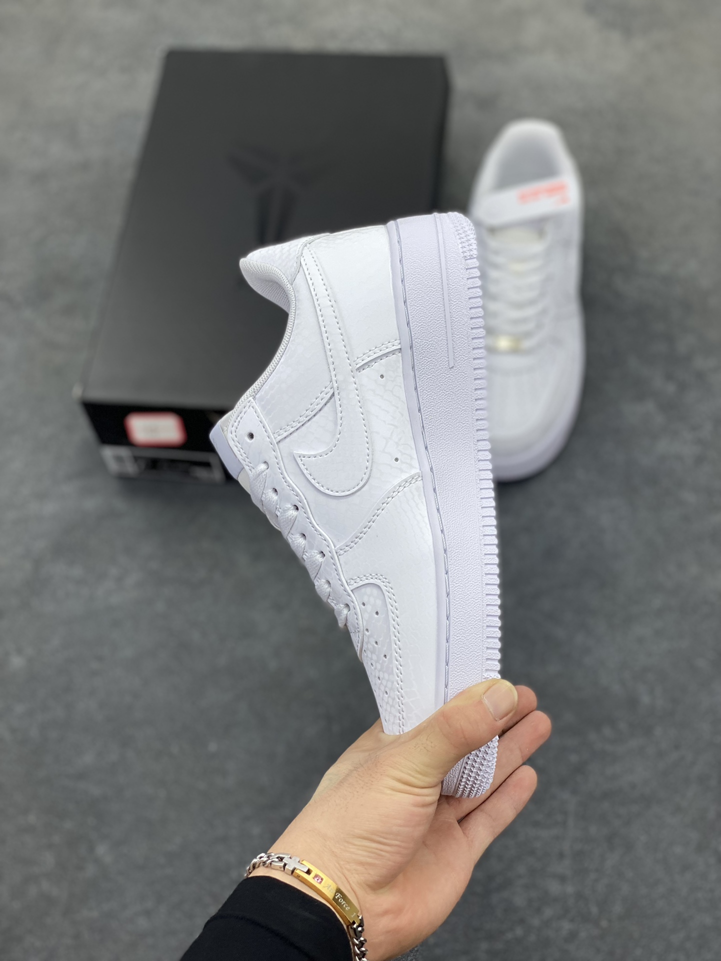 图片[3]-Nike Air Force 1 Low 科比 空军一号低帮运动休闲板鞋 原楦头原纸板 打造纯正空军版型 专注外贸渠道 全掌内置蜂窝气垫 原盒配件 原厂中底钢印、拉帮完美 货号：IB0018-100 尺码：36 36.5 37.5 38 38.5 39 40 40.5 41 42 42.5 43 44 44.5 45-选品中心