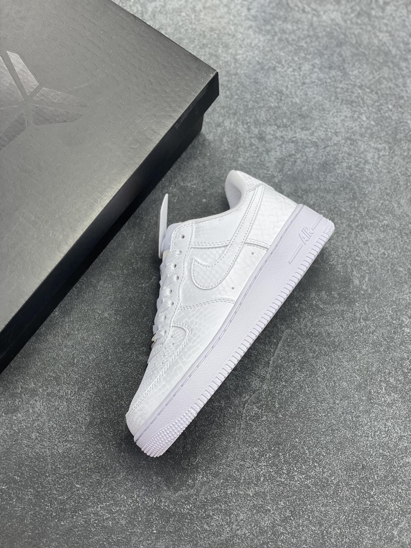 图片[7]-Nike Air Force 1 Low 科比 空军一号低帮运动休闲板鞋 原楦头原纸板 打造纯正空军版型 专注外贸渠道 全掌内置蜂窝气垫 原盒配件 原厂中底钢印、拉帮完美 货号：IB0018-100 尺码：36 36.5 37.5 38 38.5 39 40 40.5 41 42 42.5 43 44 44.5 45-选品中心