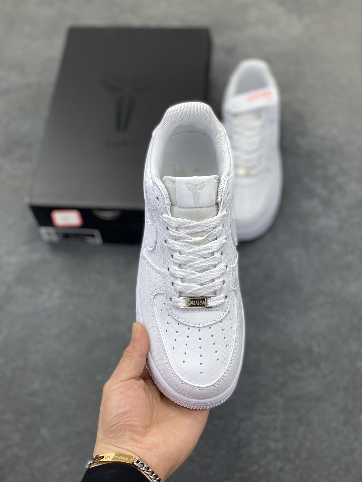 图片[2]-Nike Air Force 1 Low 科比 空军一号低帮运动休闲板鞋 原楦头原纸板 打造纯正空军版型 专注外贸渠道 全掌内置蜂窝气垫 原盒配件 原厂中底钢印、拉帮完美 货号：IB0018-100 尺码：36 36.5 37.5 38 38.5 39 40 40.5 41 42 42.5 43 44 44.5 45-选品中心