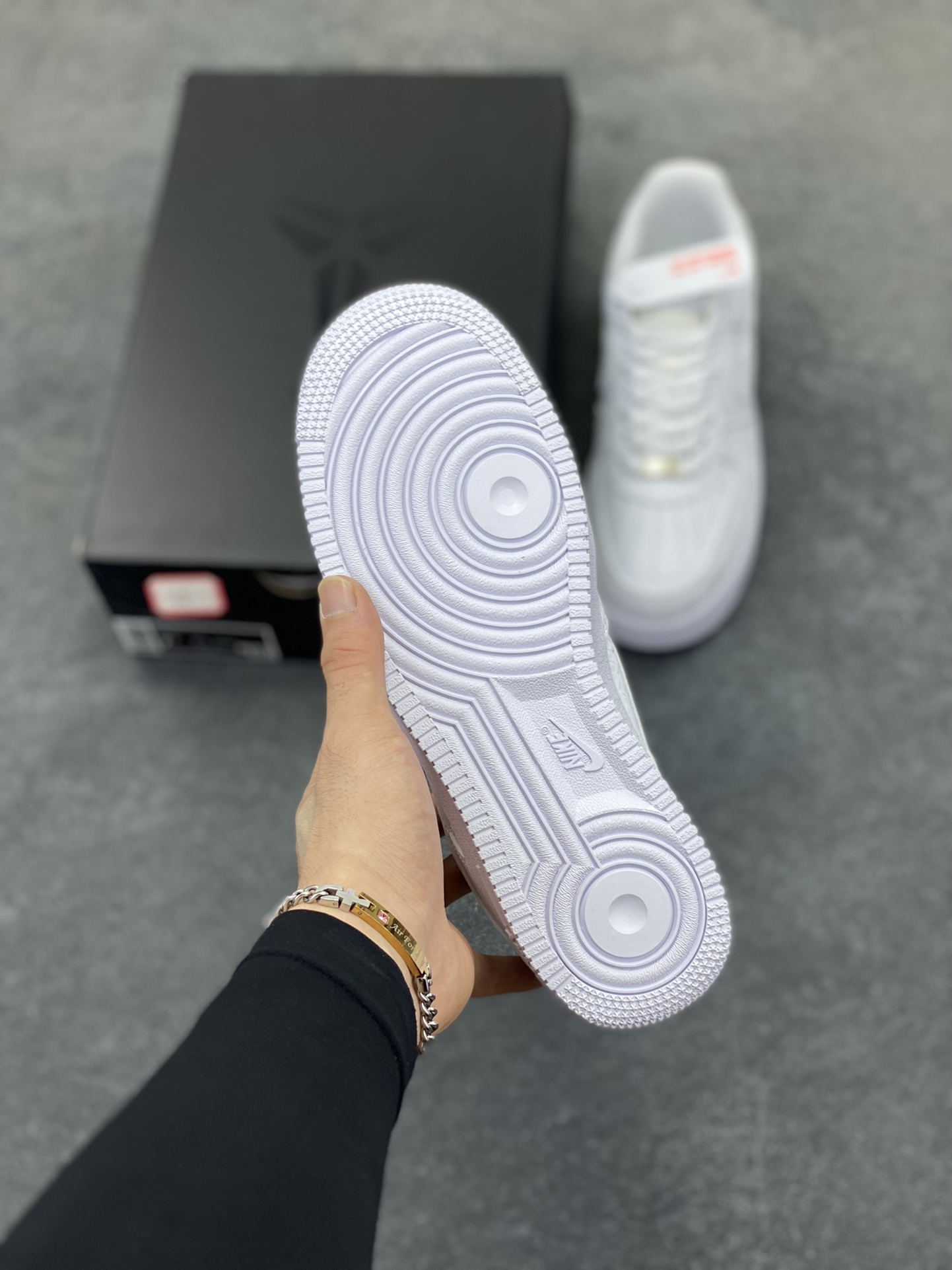 图片[5]-Nike Air Force 1 Low 科比 空军一号低帮运动休闲板鞋 原楦头原纸板 打造纯正空军版型 专注外贸渠道 全掌内置蜂窝气垫 原盒配件 原厂中底钢印、拉帮完美 货号：IB0018-100 尺码：36 36.5 37.5 38 38.5 39 40 40.5 41 42 42.5 43 44 44.5 45-选品中心