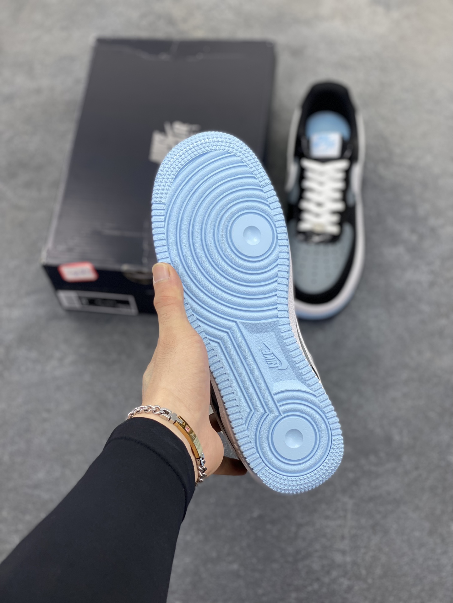 图片[5]-Nike Air Force 1 Low 镜面黑灰白 空军一号低帮运动休闲板鞋 原楦头原纸板 打造纯正空军版型#专注外贸渠道 全掌内置蜂窝气垫 #原盒配件 原厂中底钢印、拉帮完美 货号：IB7676-001 尺码：36 36.5 37.5 38 38.5 39 40 40.5 41 42 42.5 43 44 44.5 45-选品中心